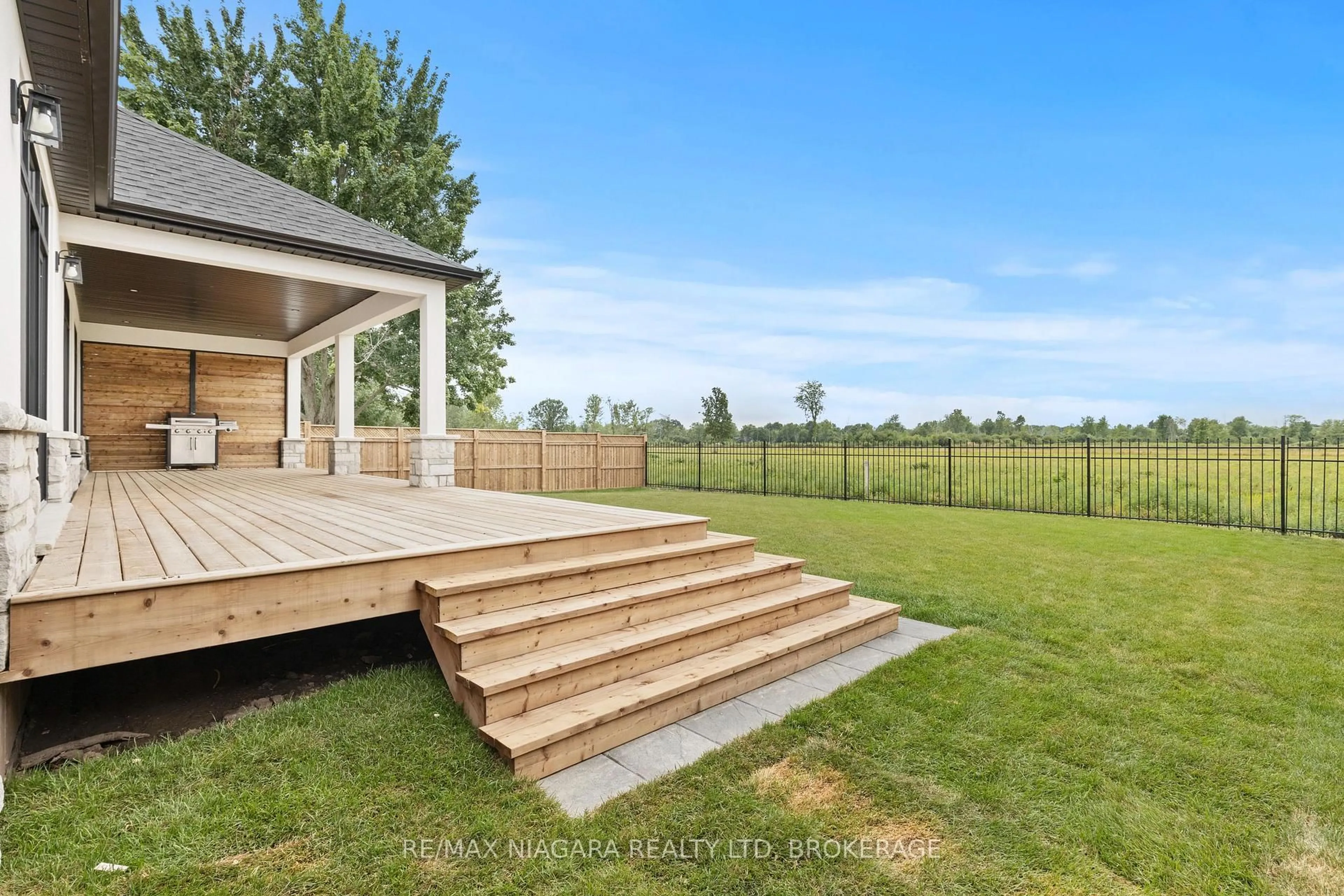 A pic from outside/outdoor area/front of a property/back of a property/a pic from drone, mountain view for 637 Buffalo Rd, Fort Erie Ontario L2A 5G7