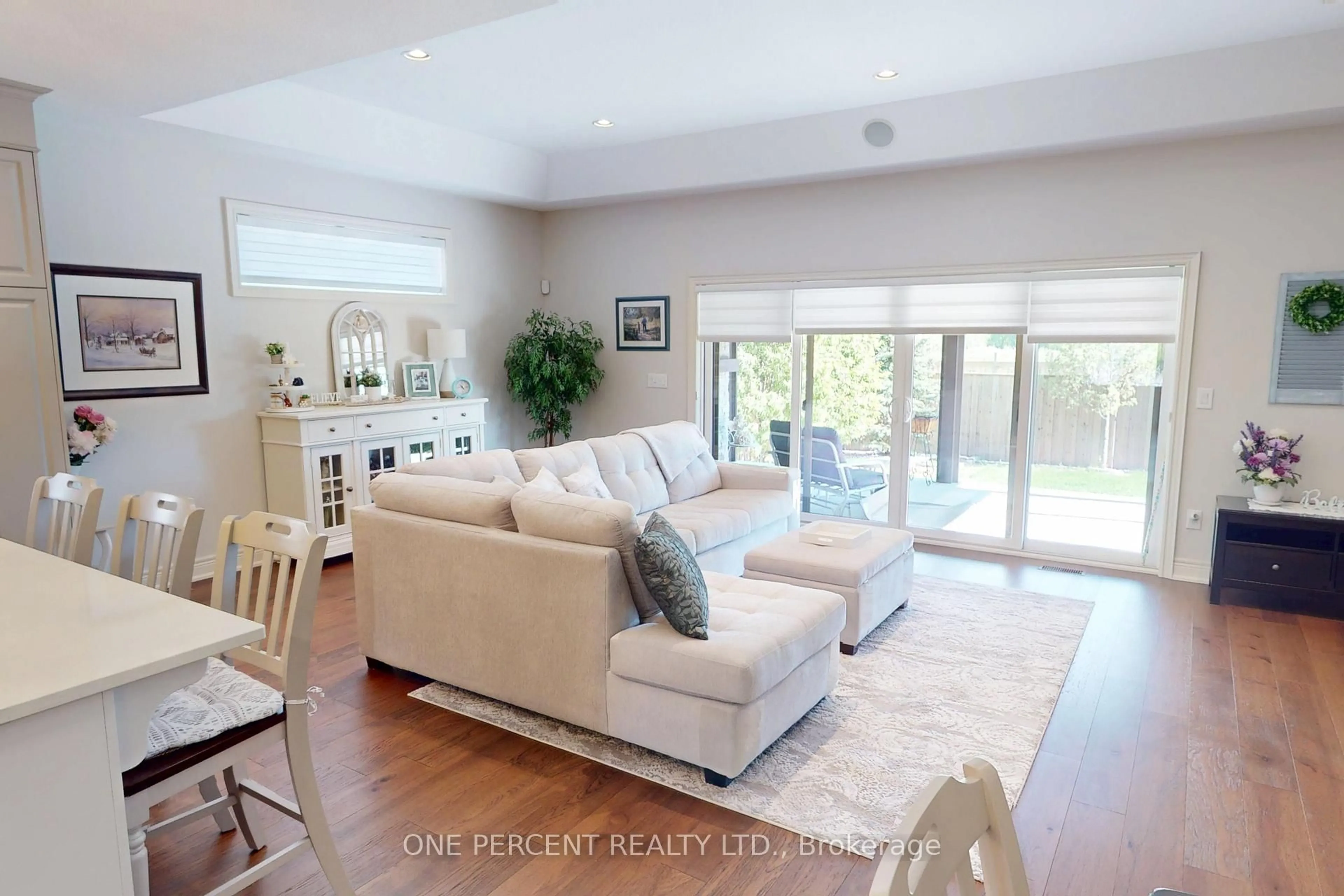 Living room with furniture, unknown for 59 Julia Dr, Welland Ontario L3C 0G8