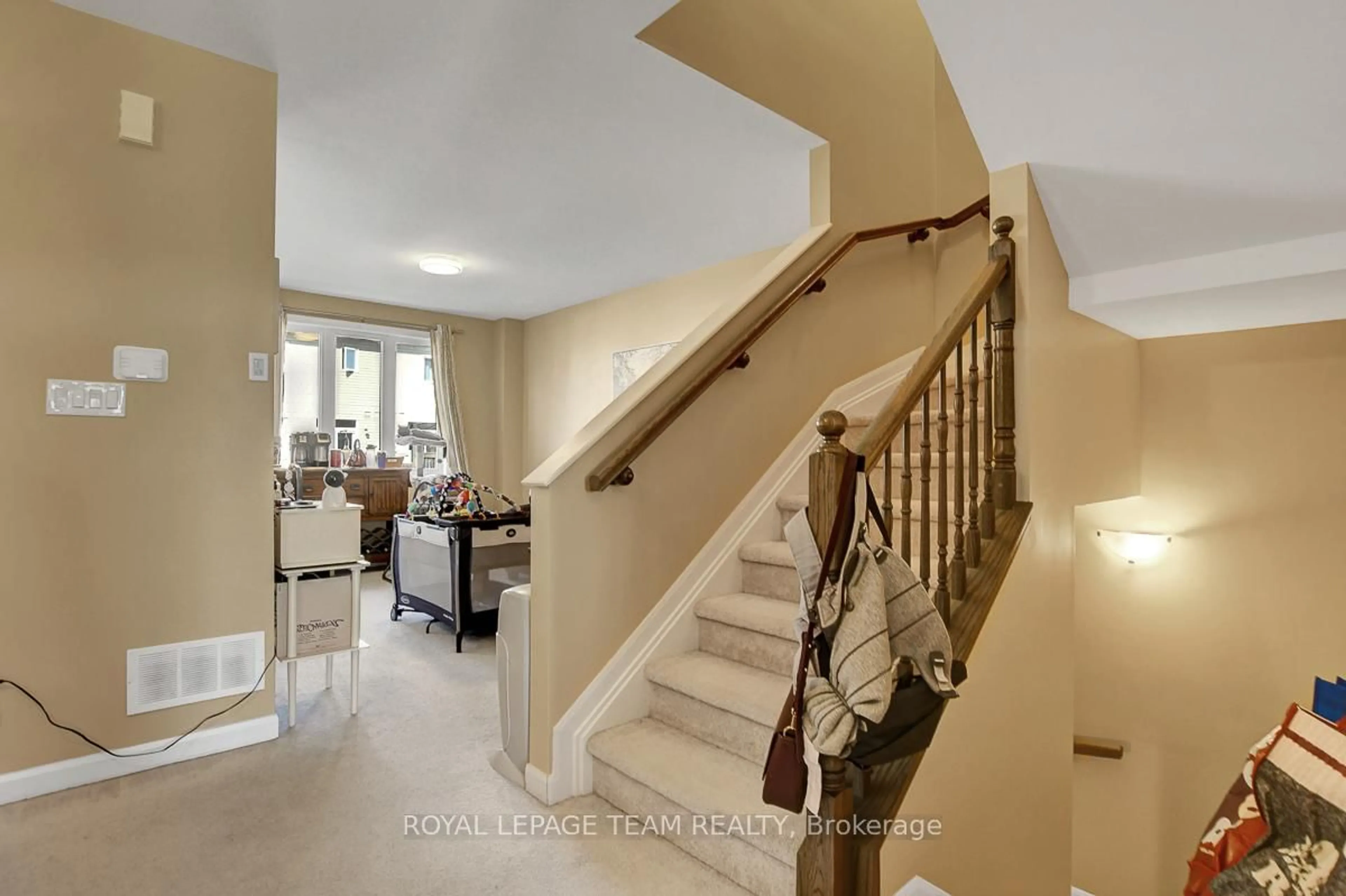 Indoor foyer for 545 Decoeur Dr, Ottawa Ontario K4A 5G7