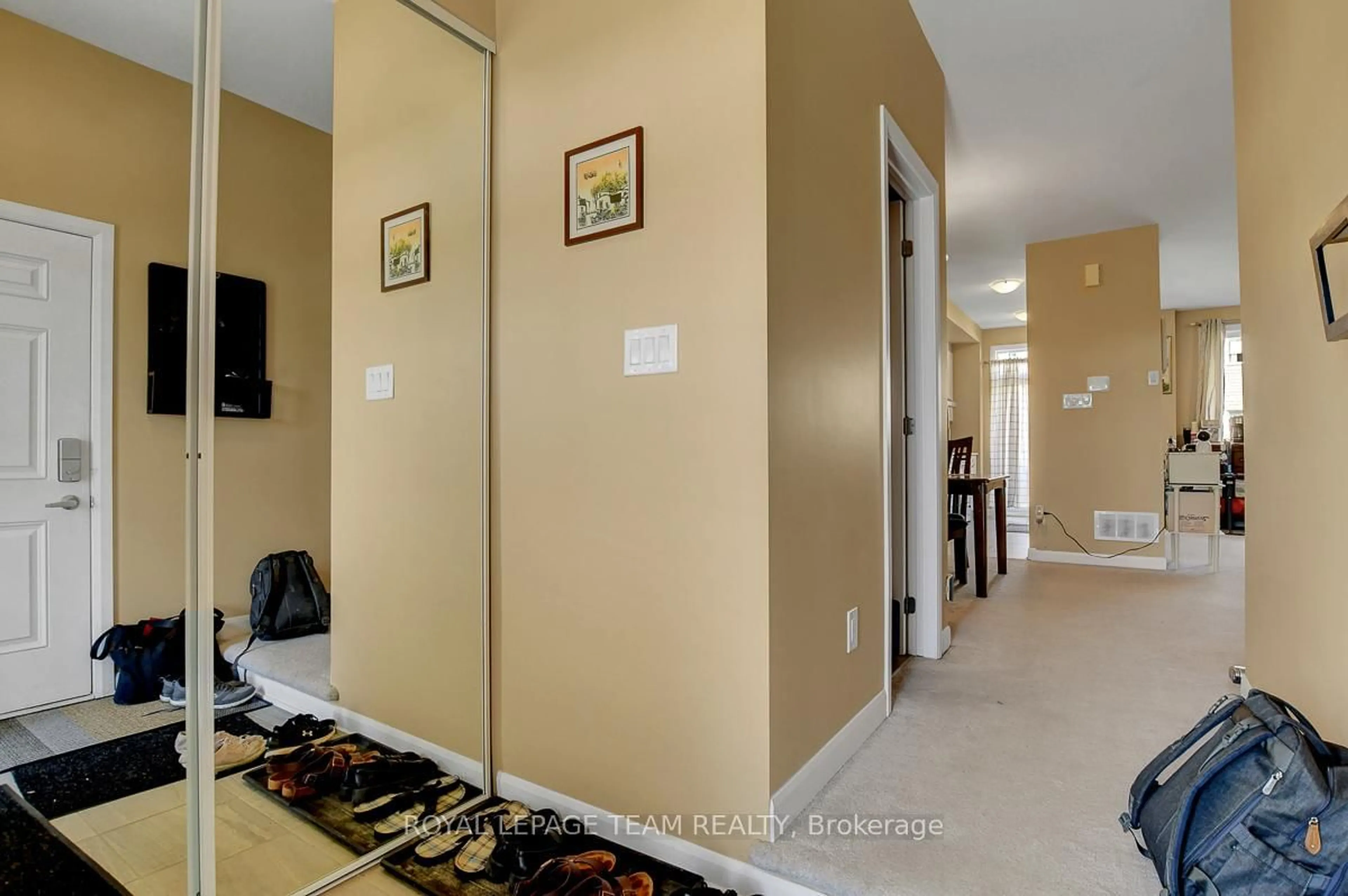 Indoor entryway for 545 Decoeur Dr, Ottawa Ontario K4A 5G7