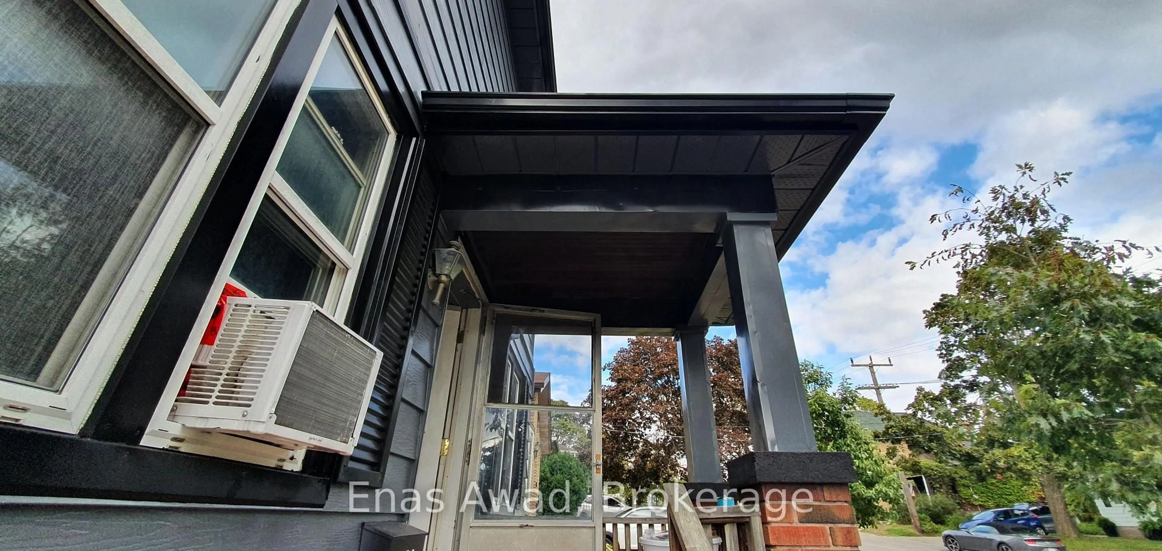 Indoor entryway for 724 Third Ave, Peterborough Ontario K9J 4P3