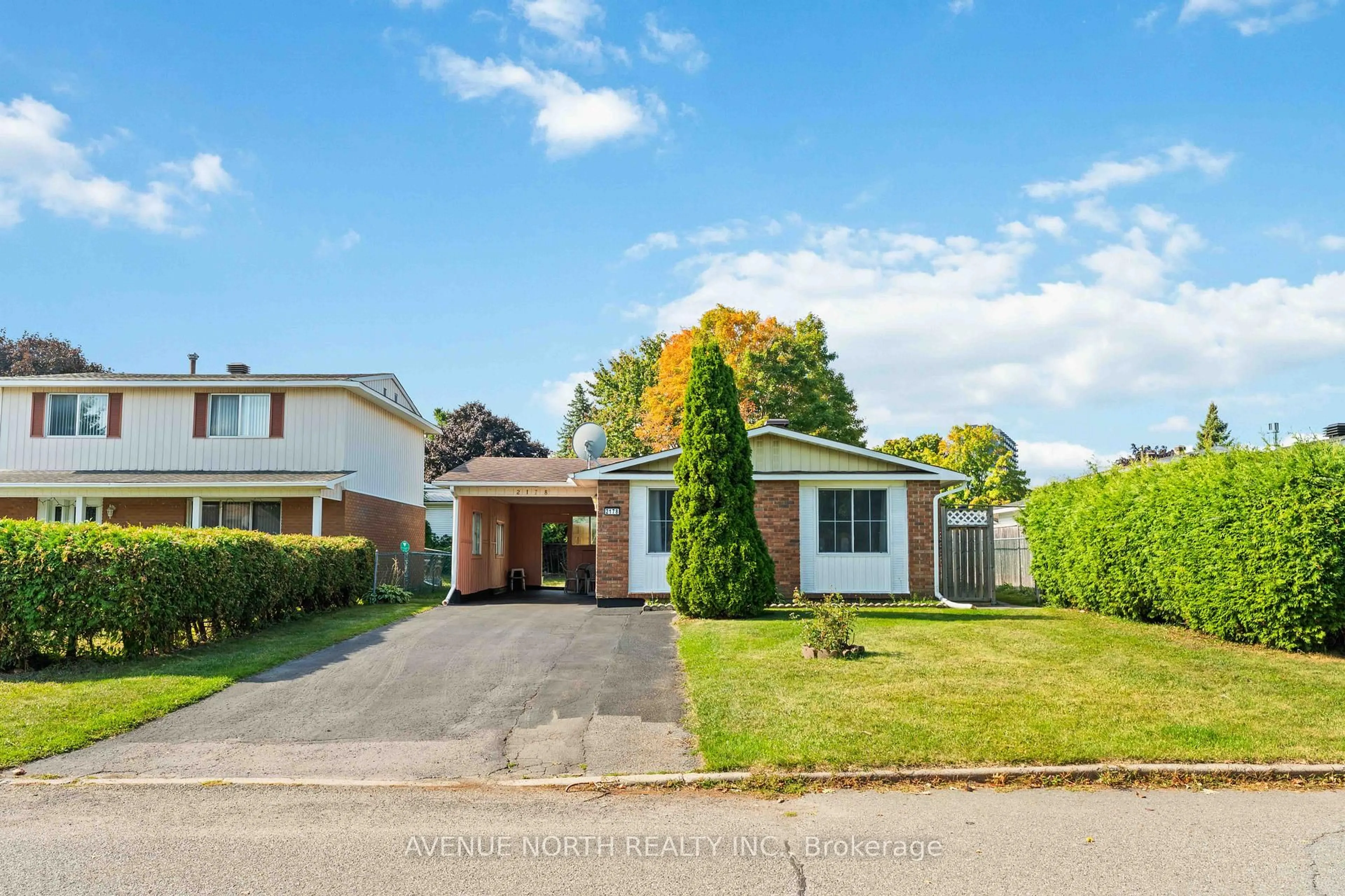 A pic from outside/outdoor area/front of a property/back of a property/a pic from drone, street for 2178 Erinbrook Cres, Ottawa Ontario K1B 4J4