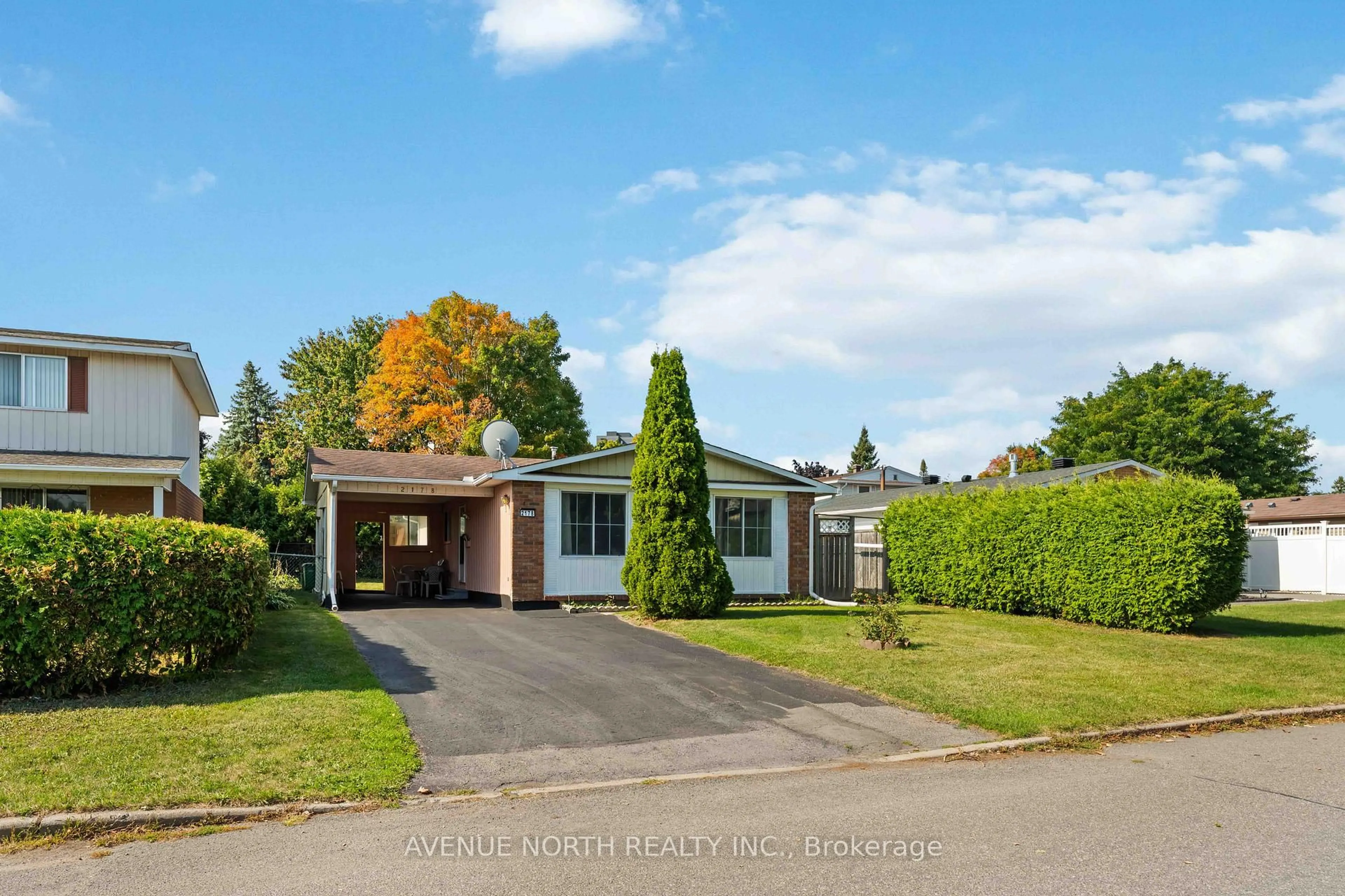 A pic from outside/outdoor area/front of a property/back of a property/a pic from drone, street for 2178 Erinbrook Cres, Ottawa Ontario K1B 4J4