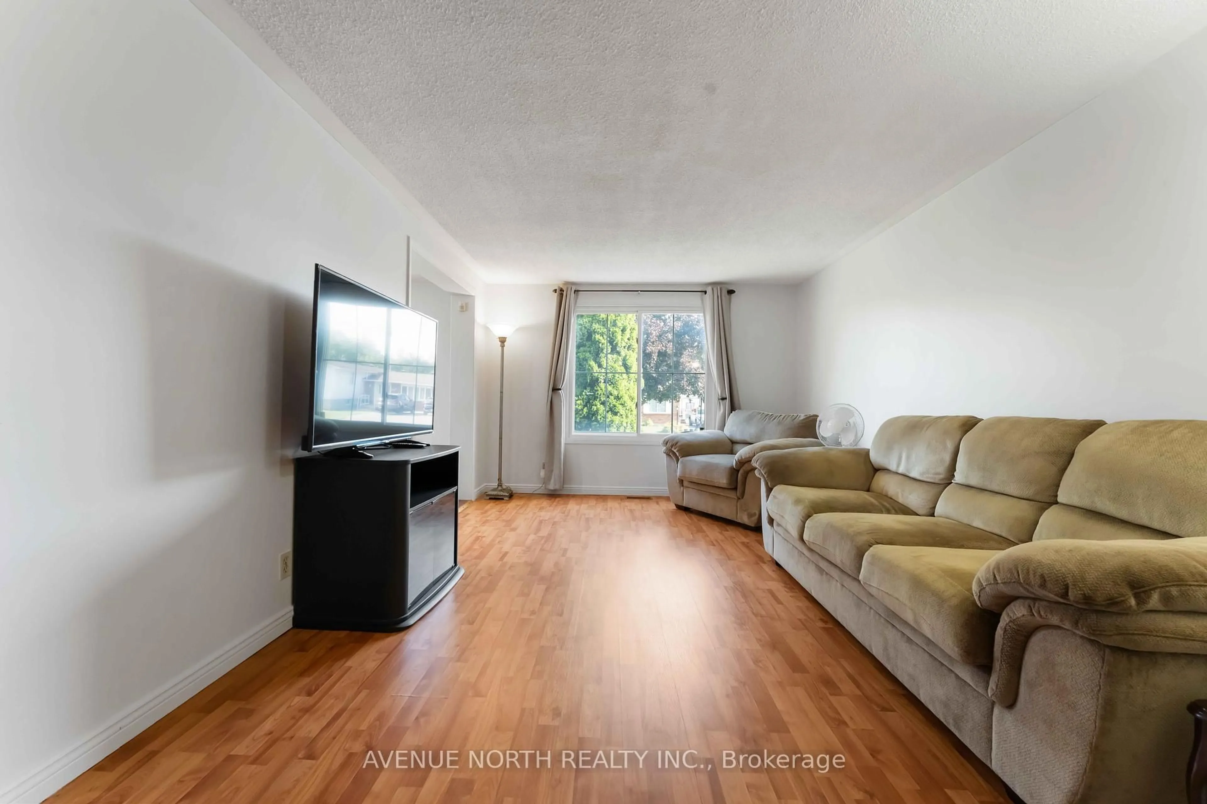 Living room with furniture, unknown for 2178 Erinbrook Cres, Ottawa Ontario K1B 4J4