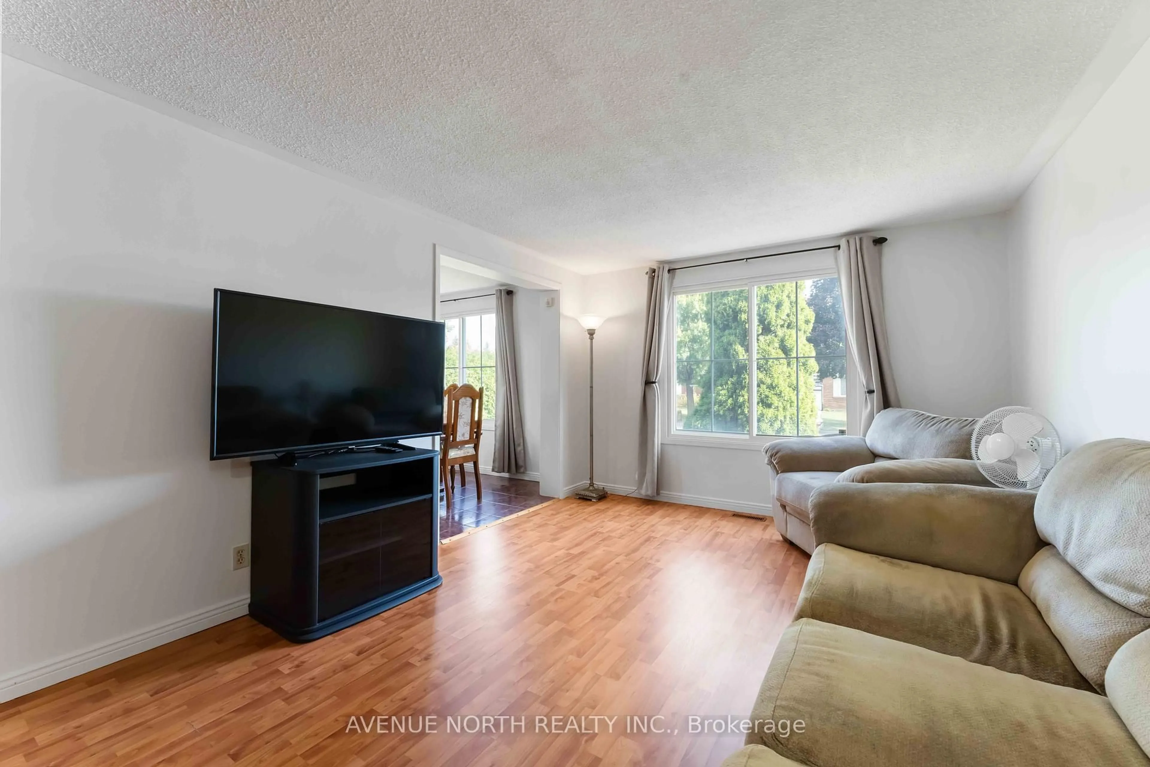 Living room with furniture, unknown for 2178 Erinbrook Cres, Ottawa Ontario K1B 4J4