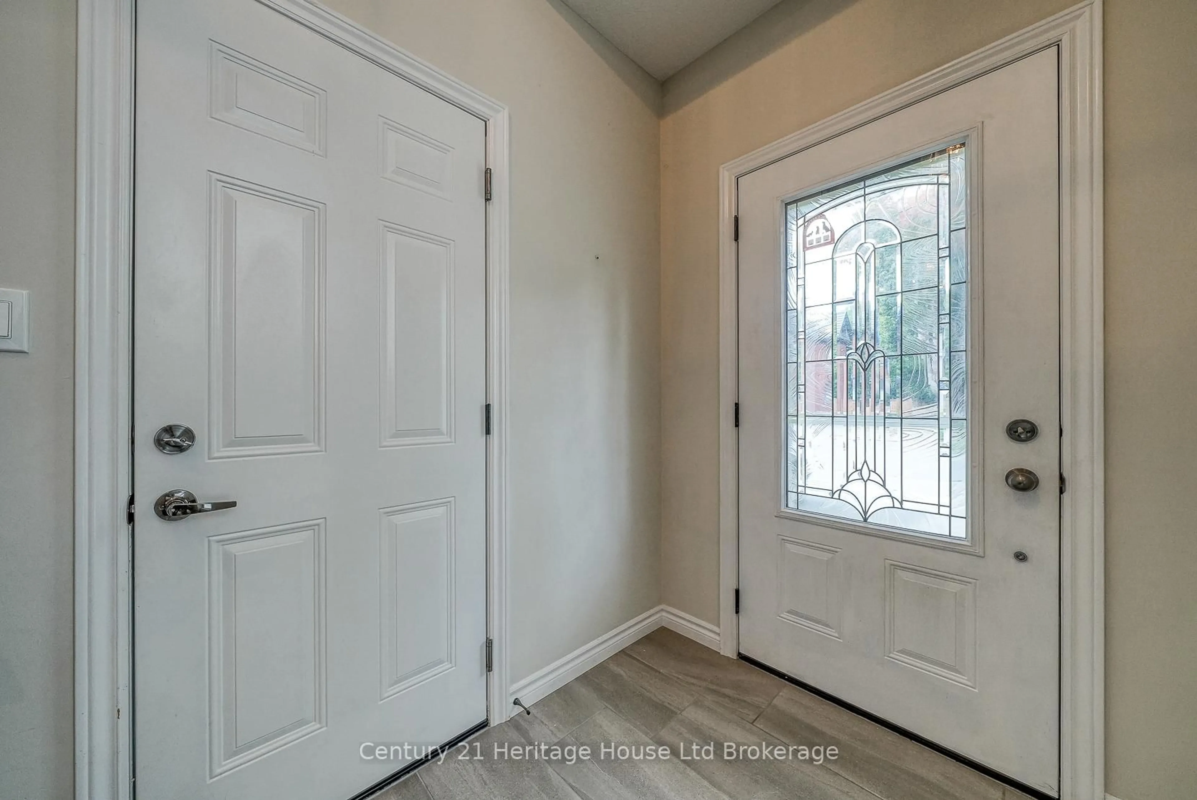 Indoor entryway for 211 Oxford St, Ingersoll Ontario N5C 2V8