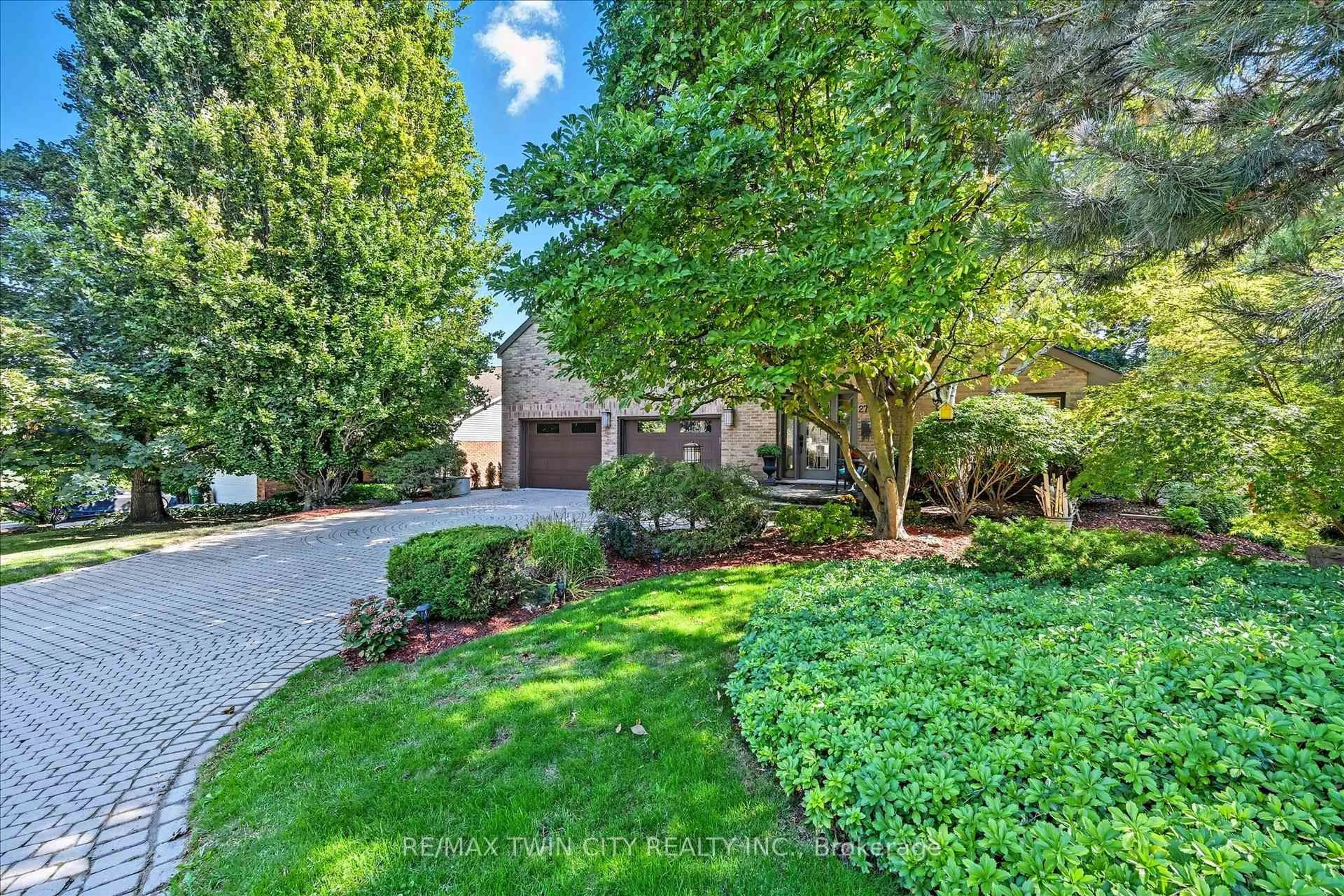 A pic from outside/outdoor area/front of a property/back of a property/a pic from drone, street for 275 Greenbriar Rd, Hamilton Ontario L9G 2V4