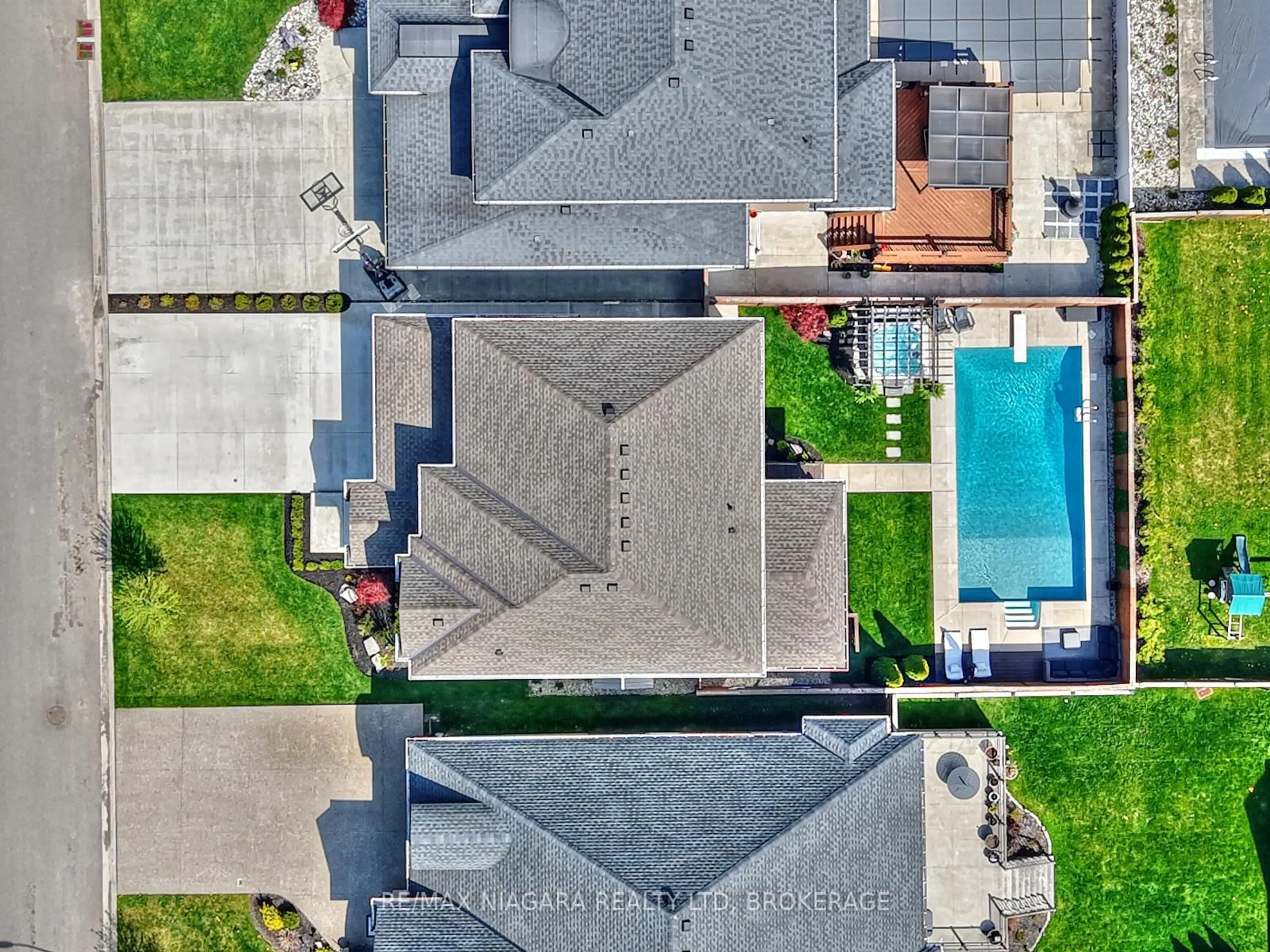 A pic from outside/outdoor area/front of a property/back of a property/a pic from drone, street for 8886 Black Forest Cres, Niagara Falls Ontario L2H 0M8