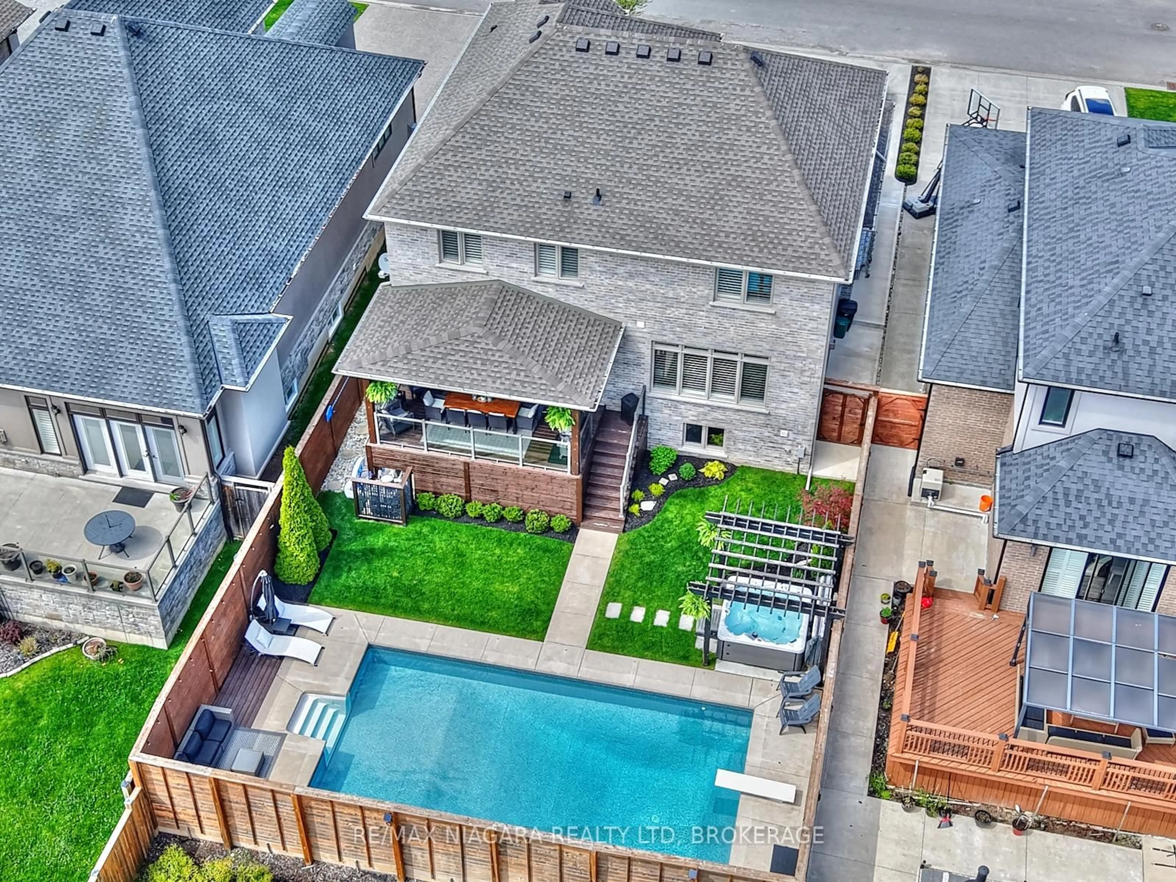 A pic from outside/outdoor area/front of a property/back of a property/a pic from drone, street for 8886 Black Forest Cres, Niagara Falls Ontario L2H 0M8