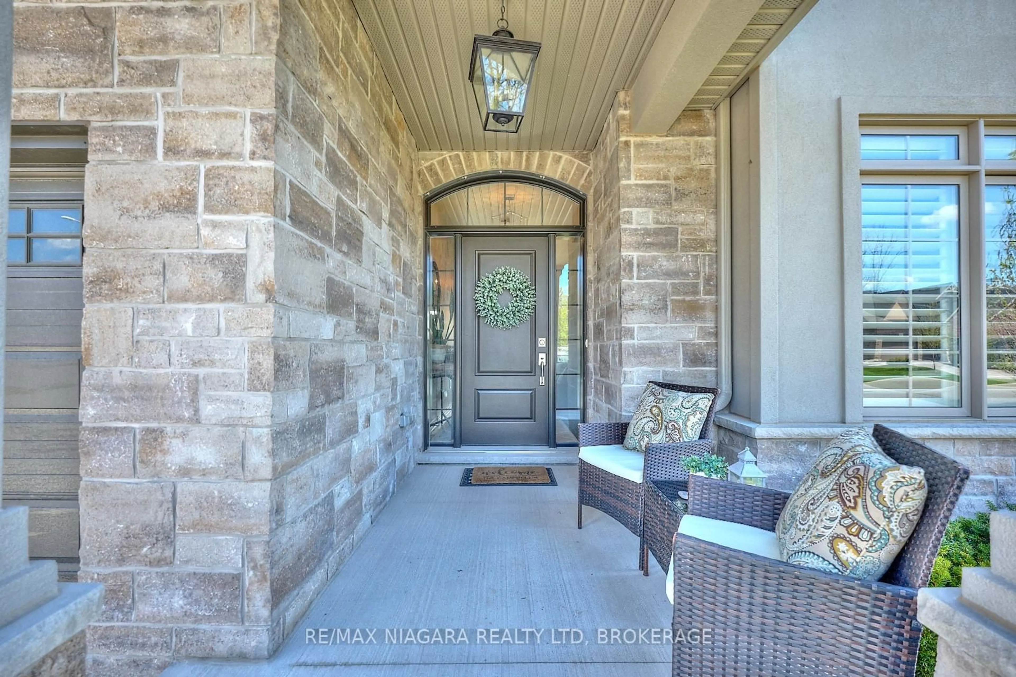 Indoor entryway for 8886 Black Forest Cres, Niagara Falls Ontario L2H 0M8