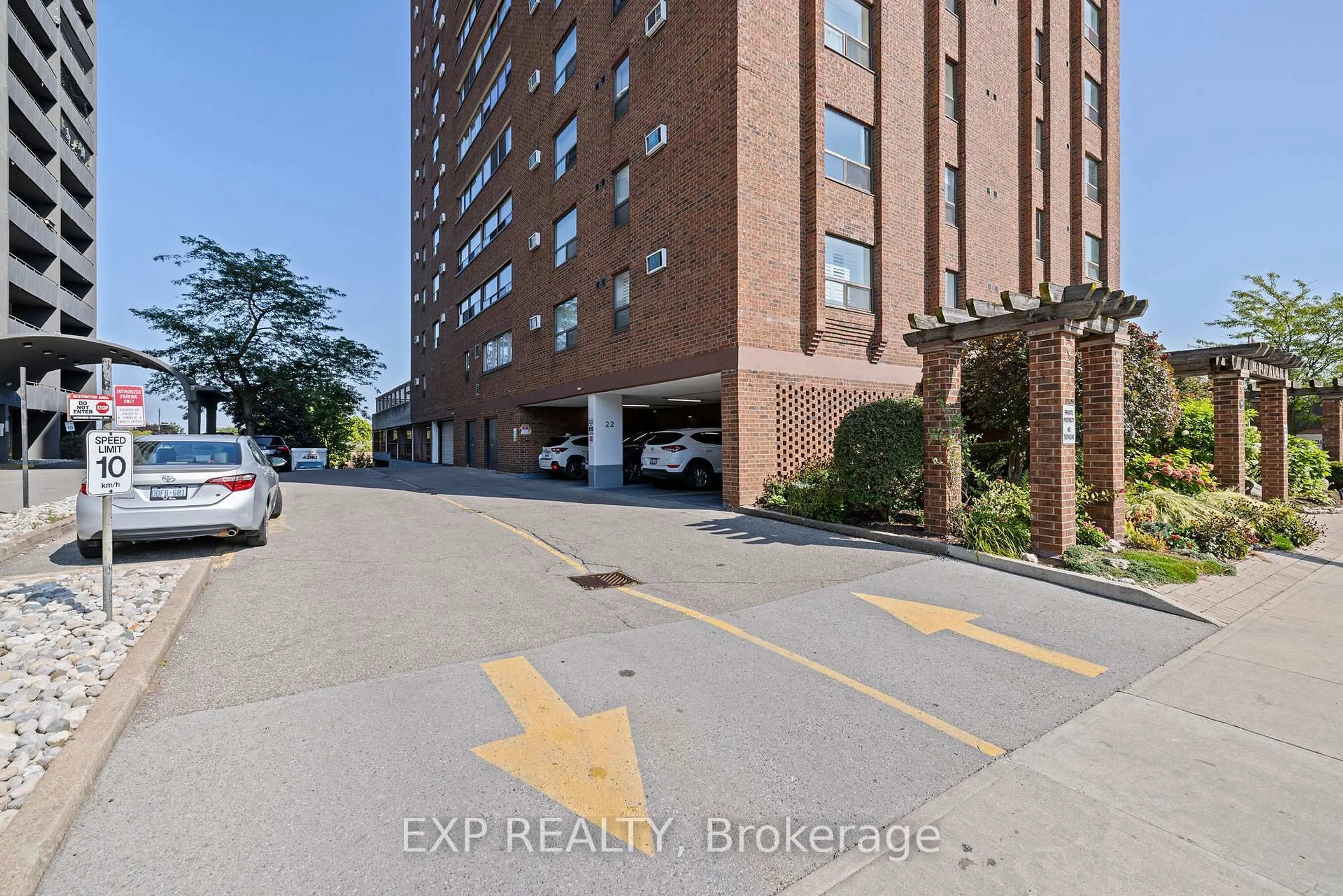 A pic from outside/outdoor area/front of a property/back of a property/a pic from drone, building for 141 Church St #602, St. Catharines Ontario L2R 7L7