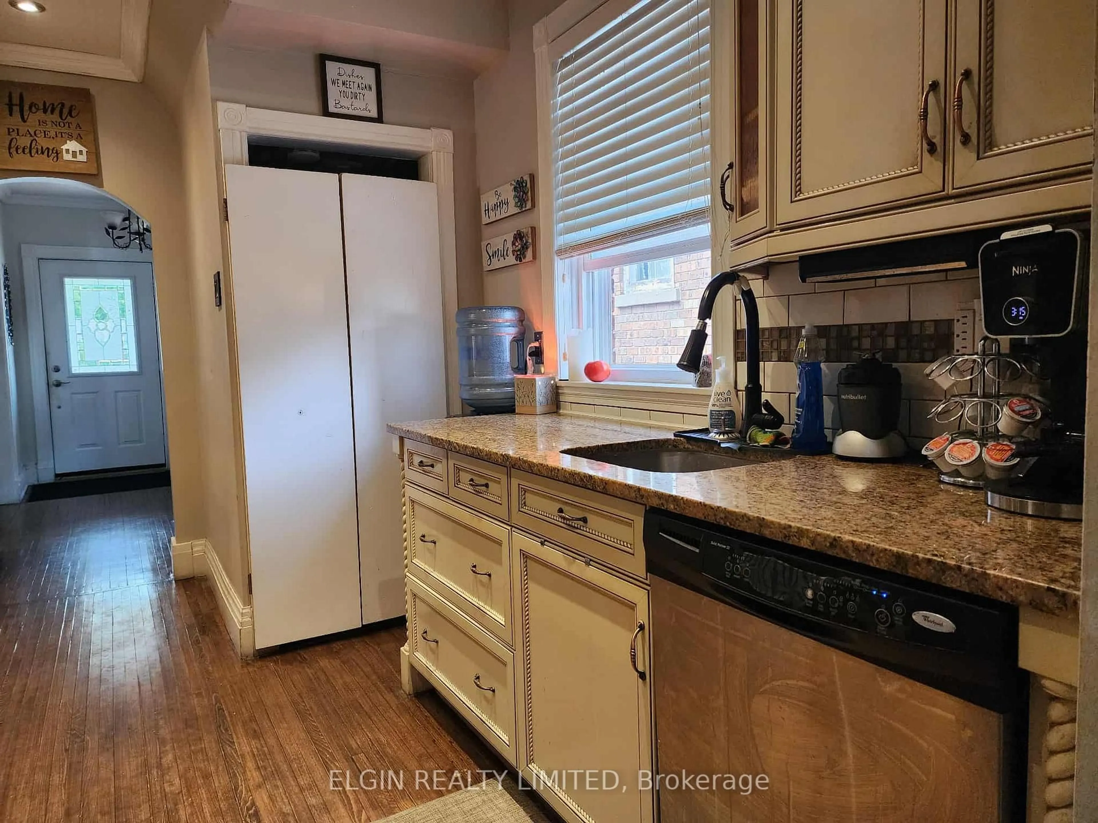 Standard kitchen, unknown for 82 Fifth Ave, St. Thomas Ontario N5R 4E1