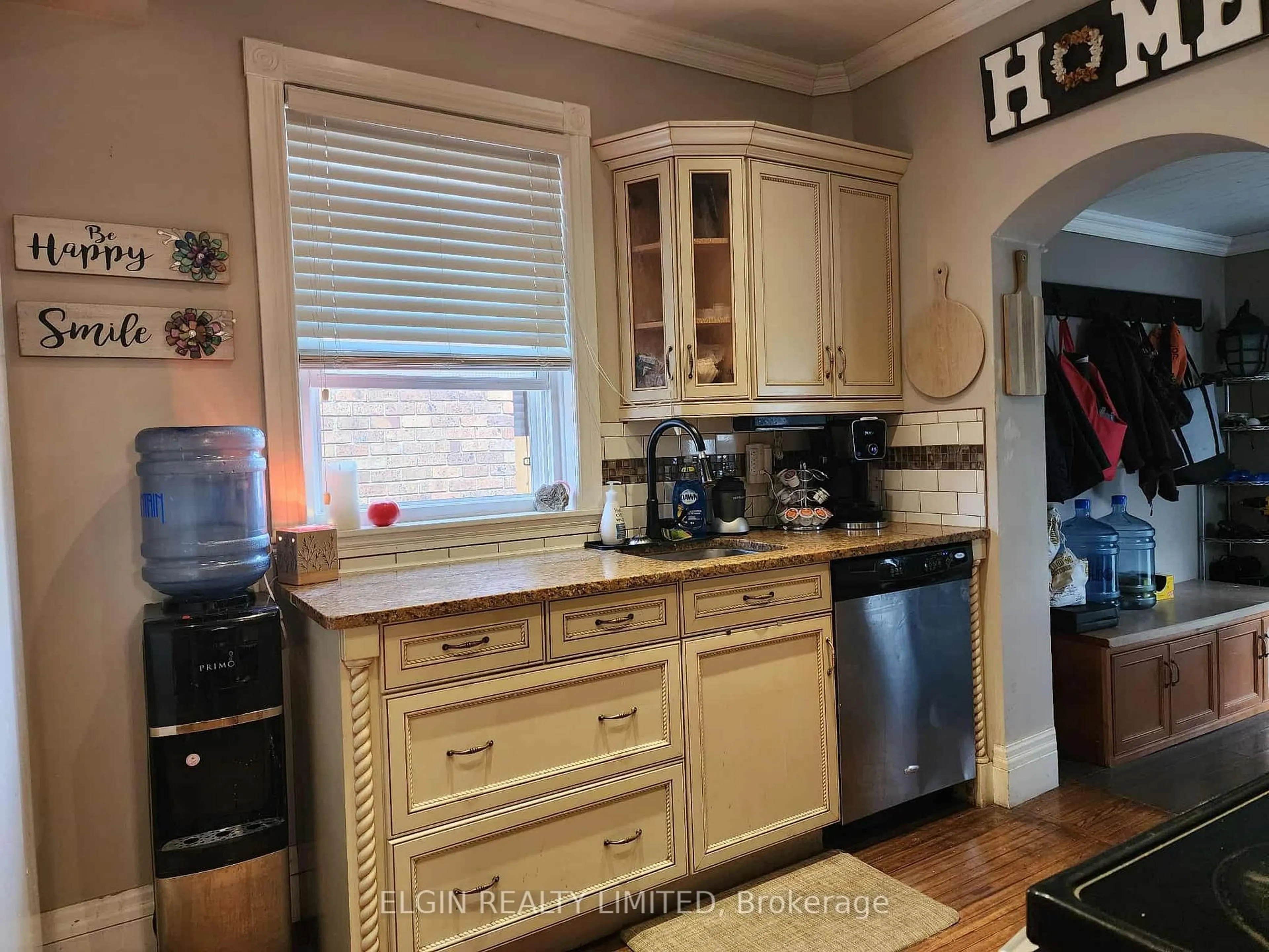 Standard kitchen, unknown for 82 Fifth Ave, St. Thomas Ontario N5R 4E1