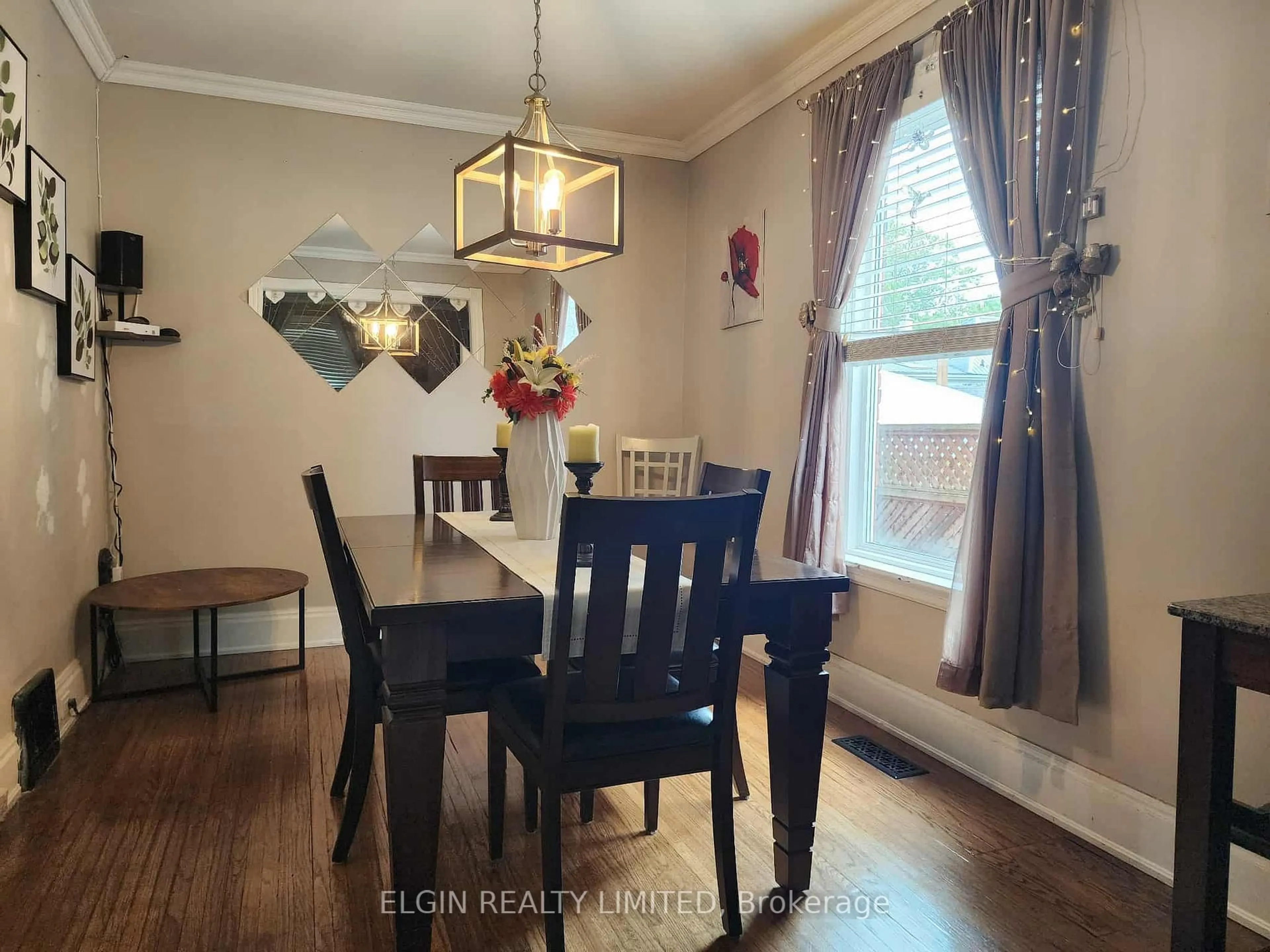Dining room, wood/laminate floor for 82 Fifth Ave, St. Thomas Ontario N5R 4E1