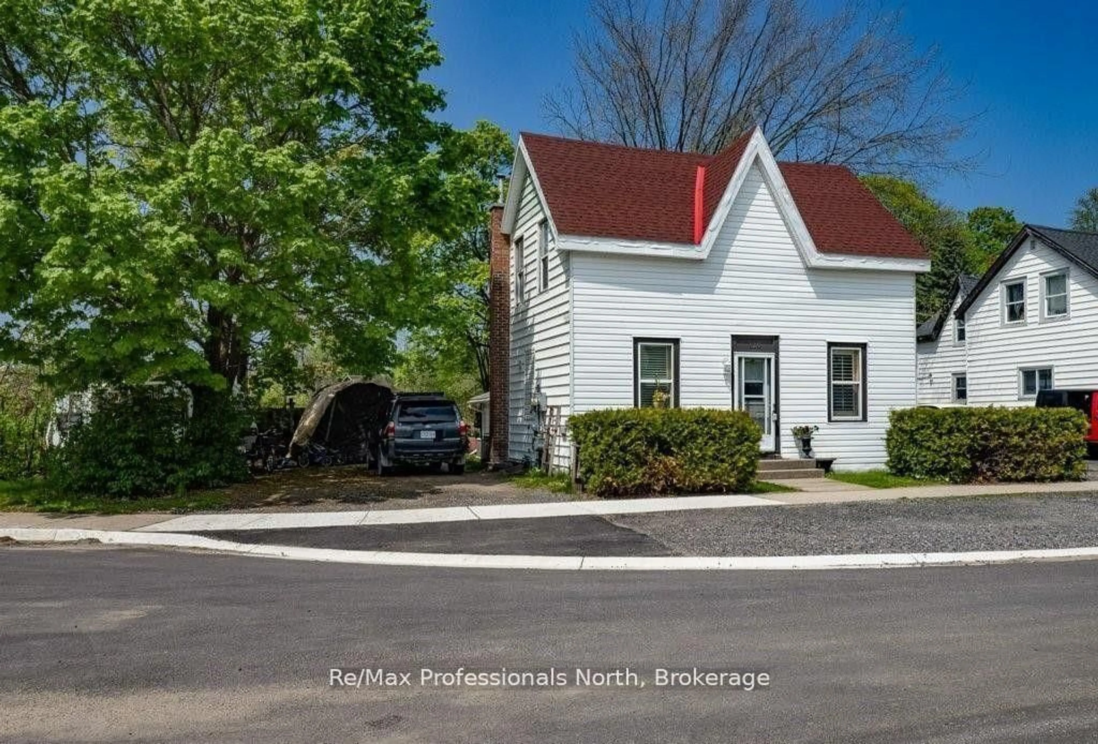 A pic from outside/outdoor area/front of a property/back of a property/a pic from drone, street for 120 DAVID St, Gravenhurst Ontario P1P 1J5