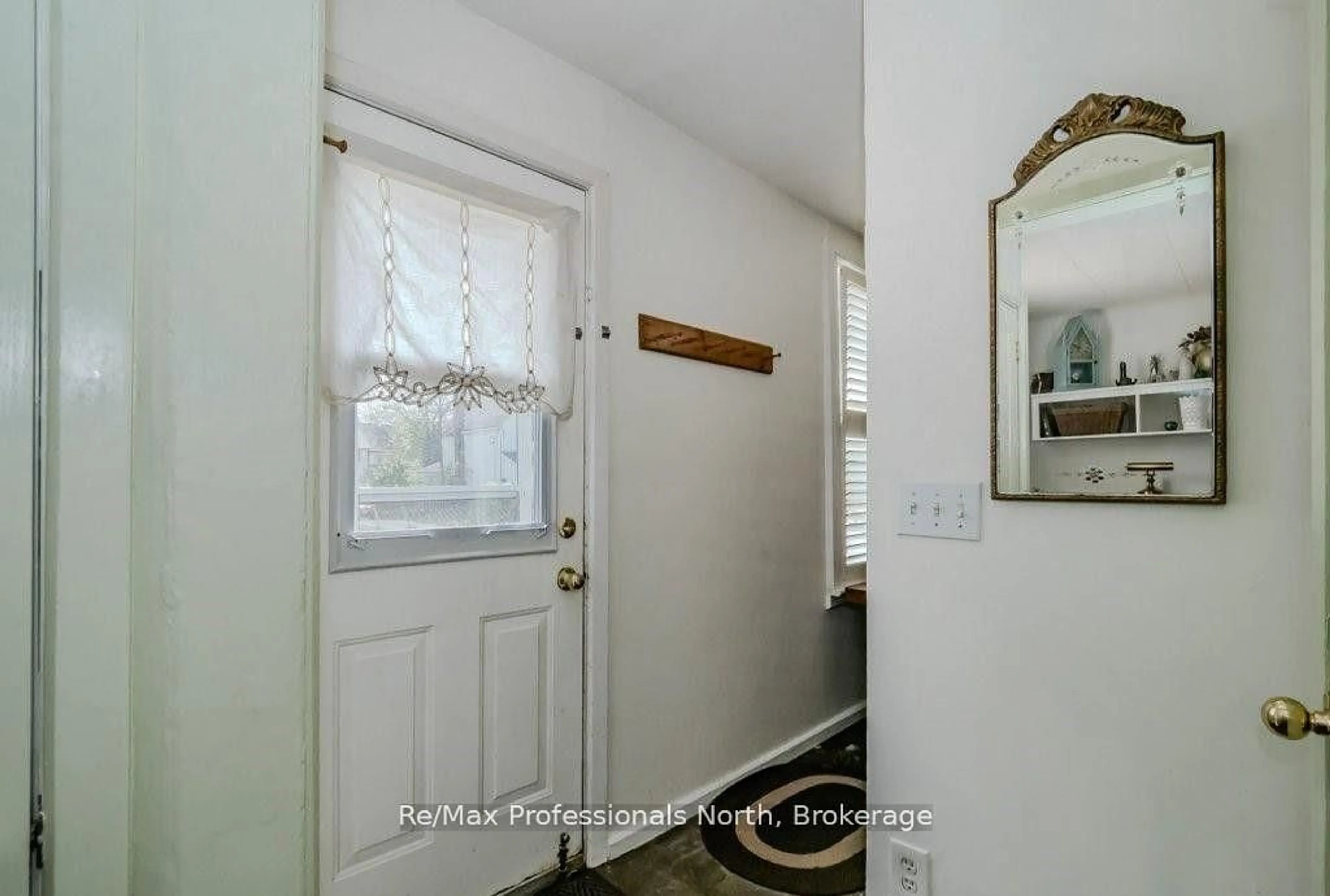 Indoor entryway for 120 DAVID St, Gravenhurst Ontario P1P 1J5