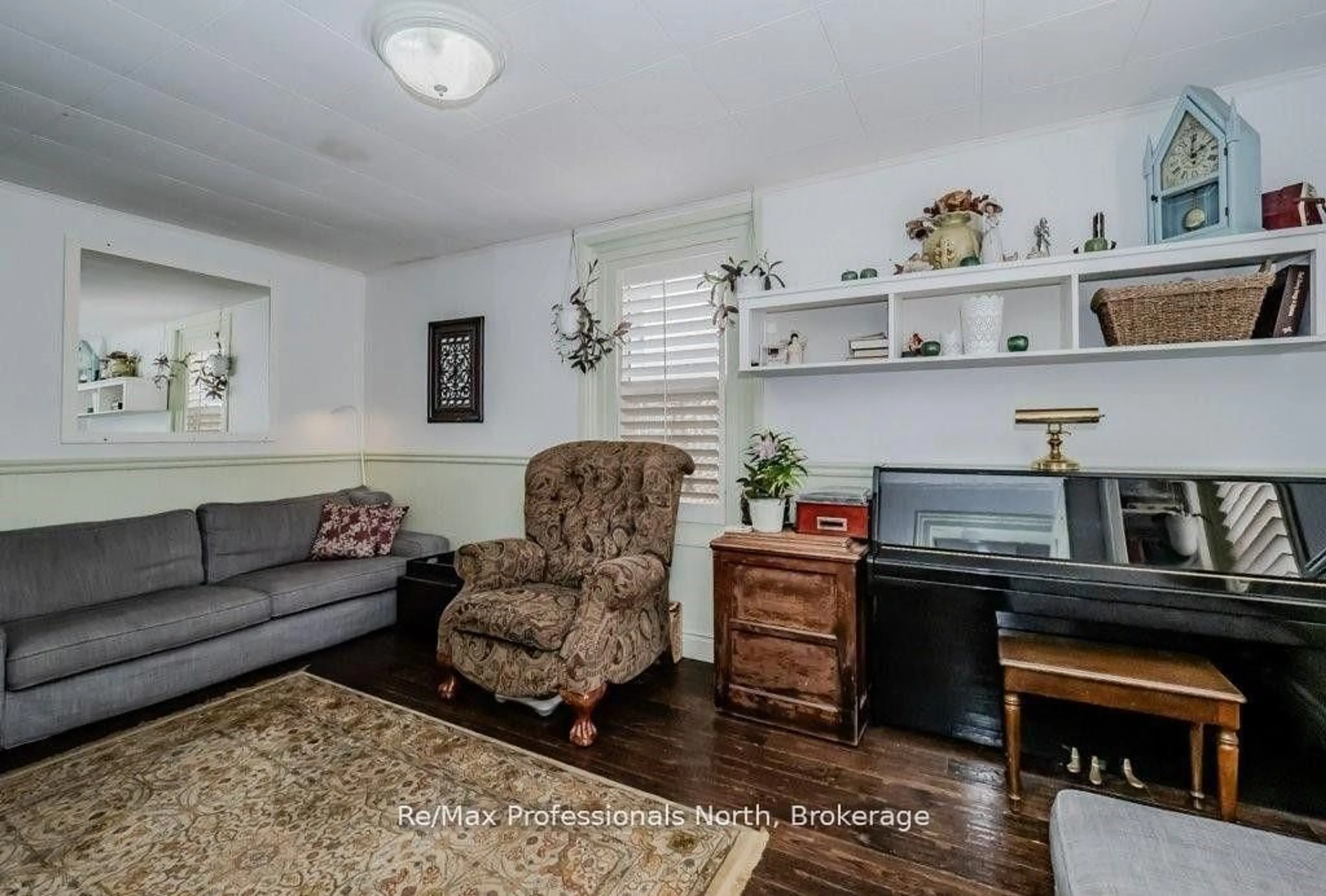 Living room with furniture, wood/laminate floor for 120 DAVID St, Gravenhurst Ontario P1P 1J5