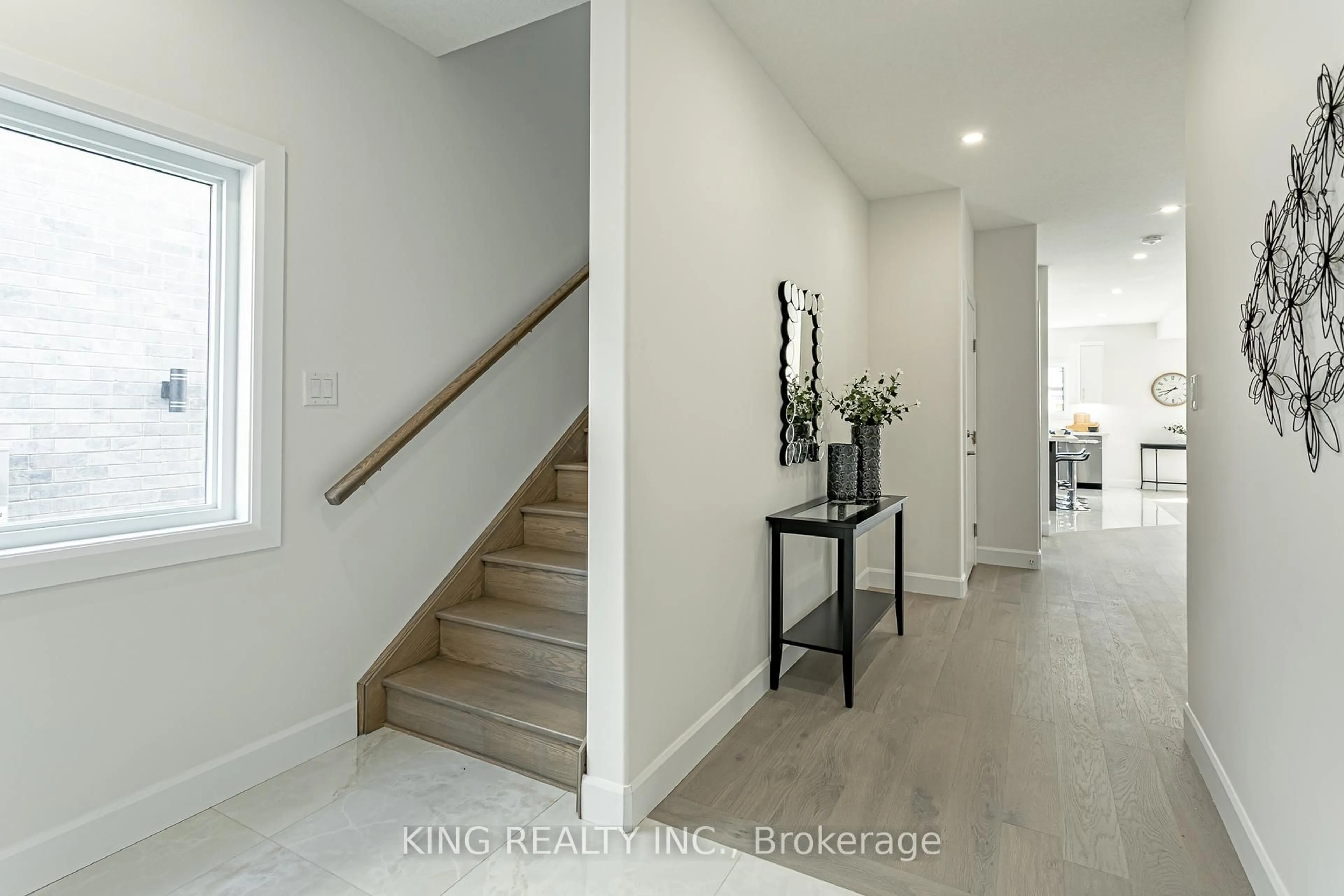 Indoor entryway for 1919 Evans Blvd, London South Ontario N6G 0M8
