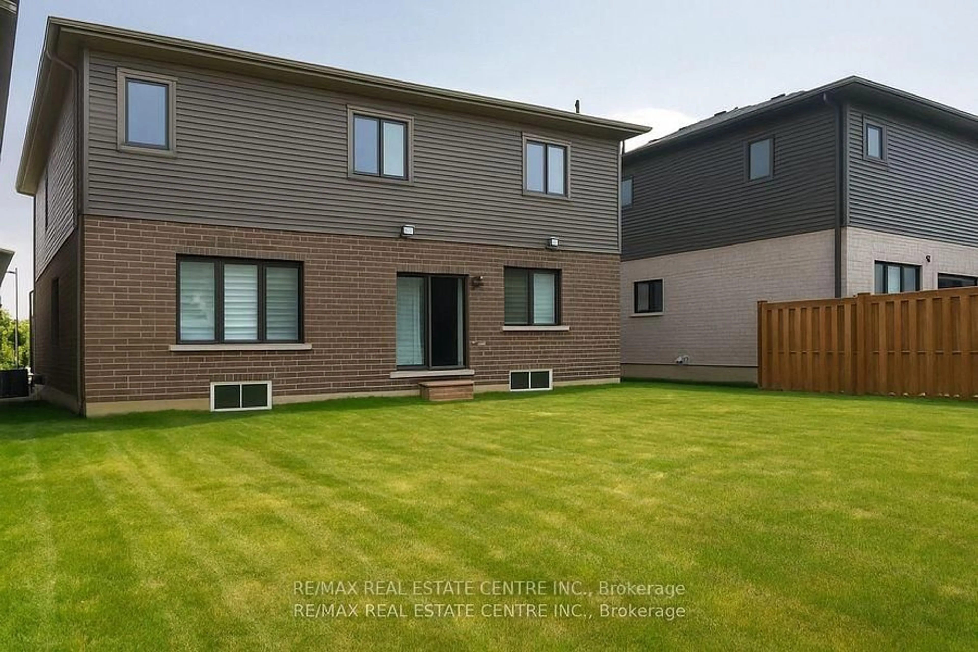 A pic from outside/outdoor area/front of a property/back of a property/a pic from drone, street for 12 Swan Ave, Pelham Ontario L0S 1E6