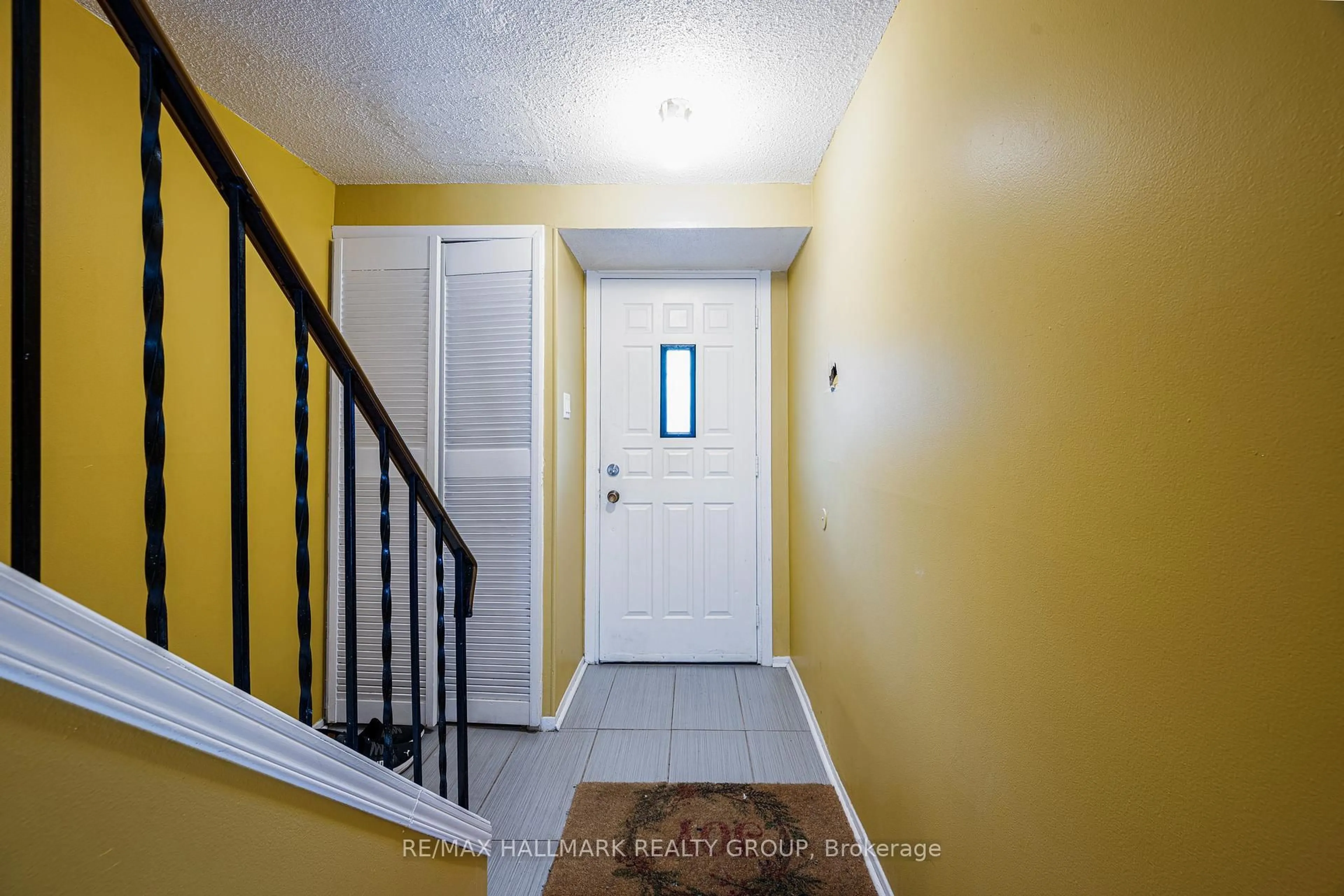 Indoor entryway for 1478 H Heatherington Rd, Ottawa Ontario K1V 6S1
