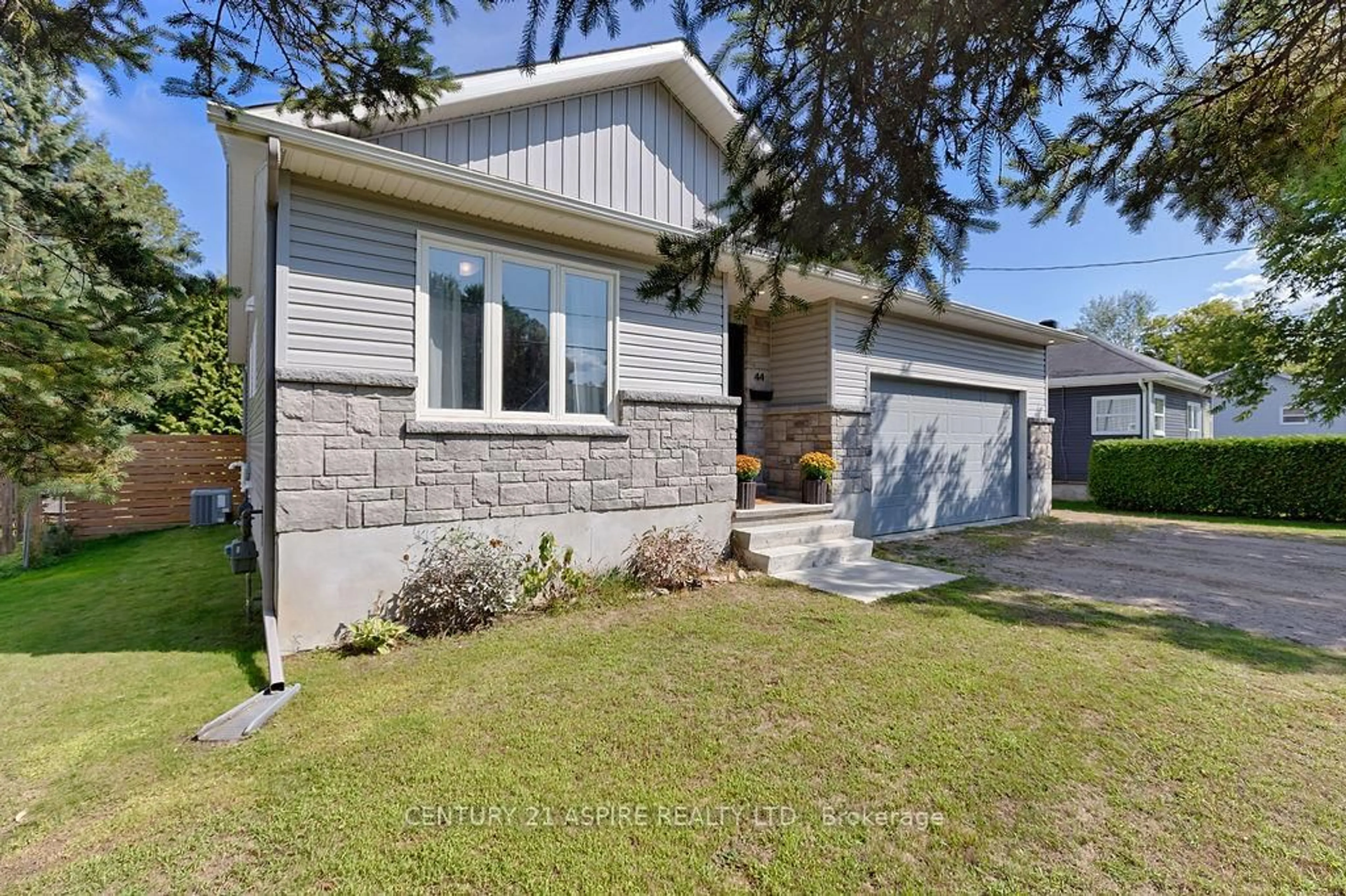 Home with vinyl exterior material, street for 44 Doran Rd, Petawawa Ontario K8H 1P9