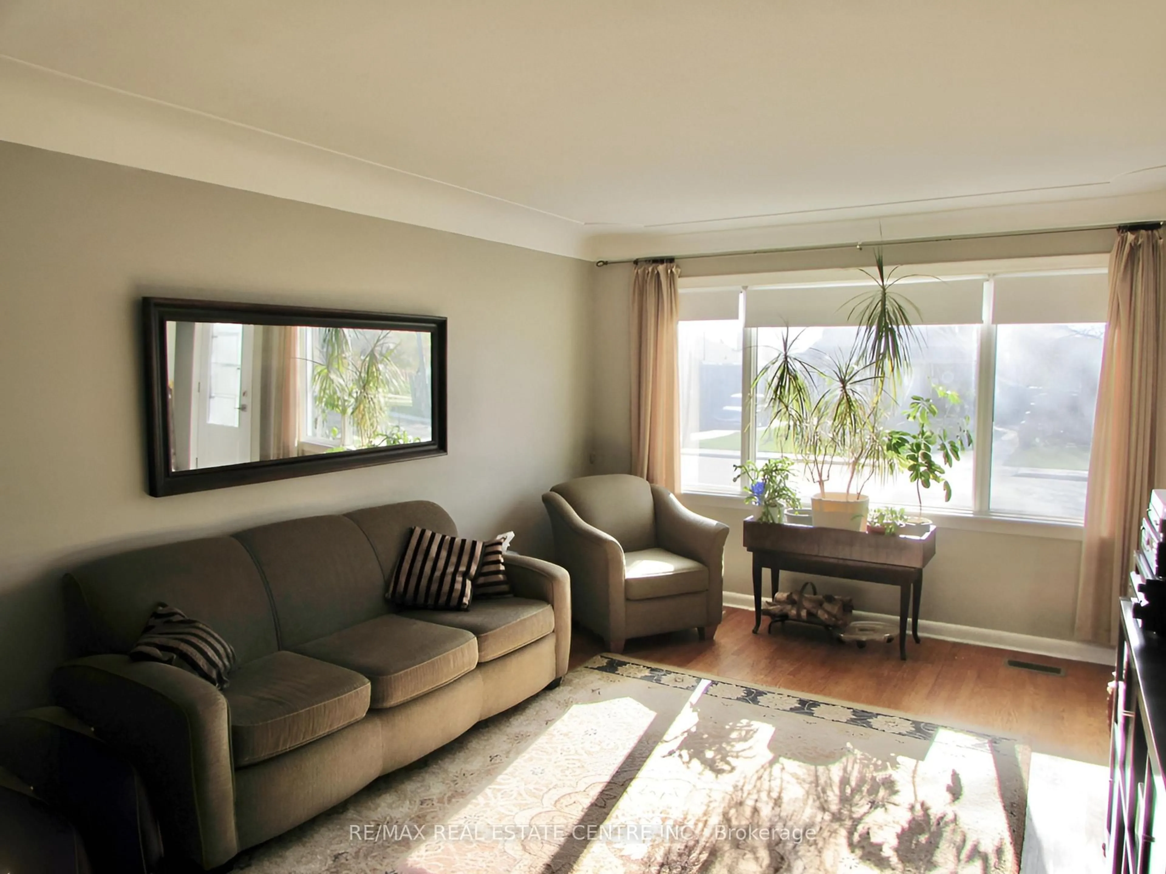 Living room with furniture, unknown for 342 East 17th St, Hamilton Ontario L9A 4M8