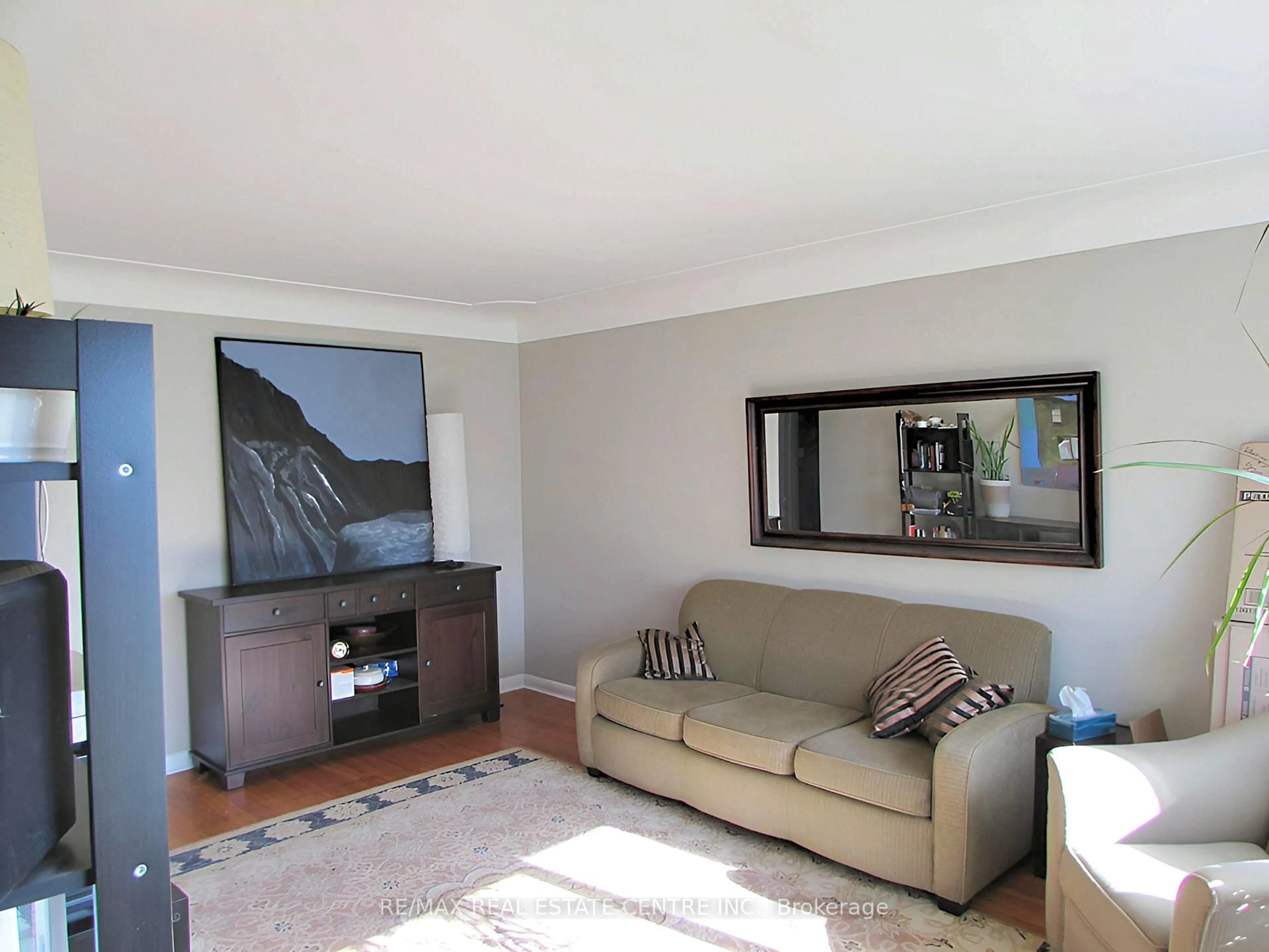 Living room with furniture, wood/laminate floor for 342 East 17th St, Hamilton Ontario L9A 4M8