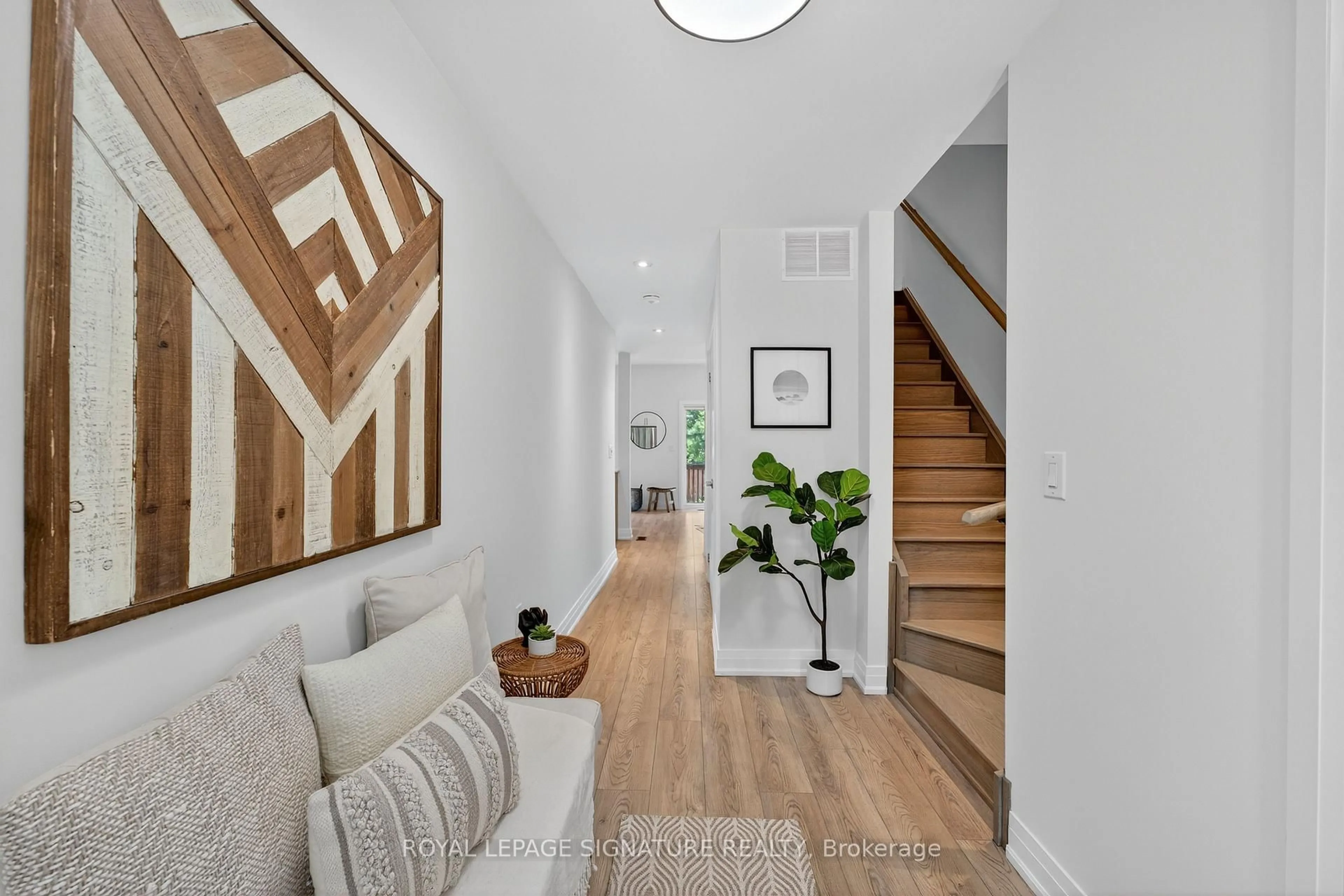Indoor entryway for 393 Manitoba St #6, Bracebridge Ontario P1L 1B4