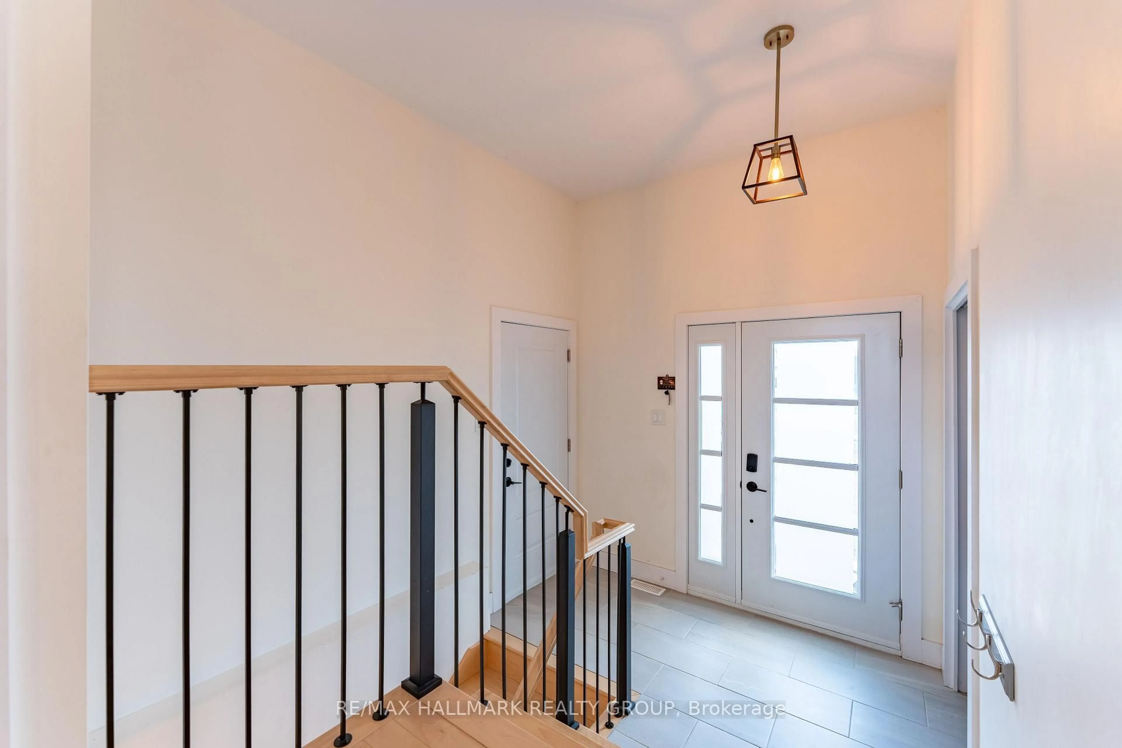 Indoor entryway for 882 FRONT Rd, Champlain Ontario K0B 1K0