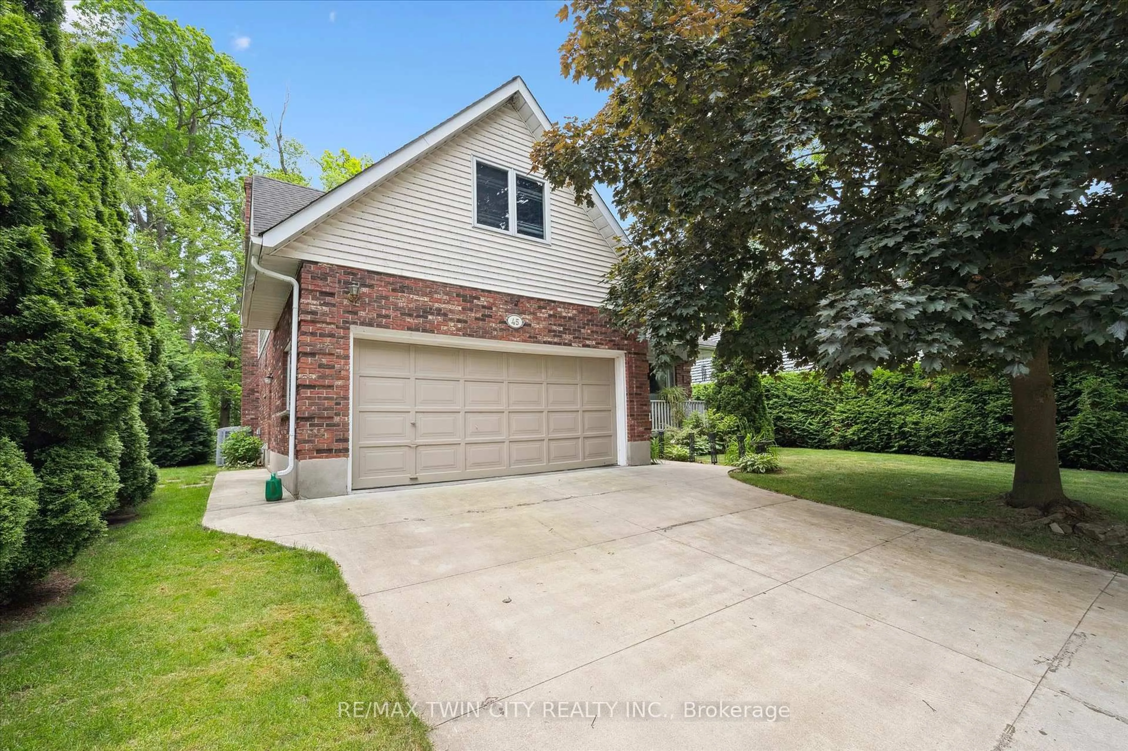 Unknown for 45 Applewood Cres, Cambridge Ontario N1S 4K1