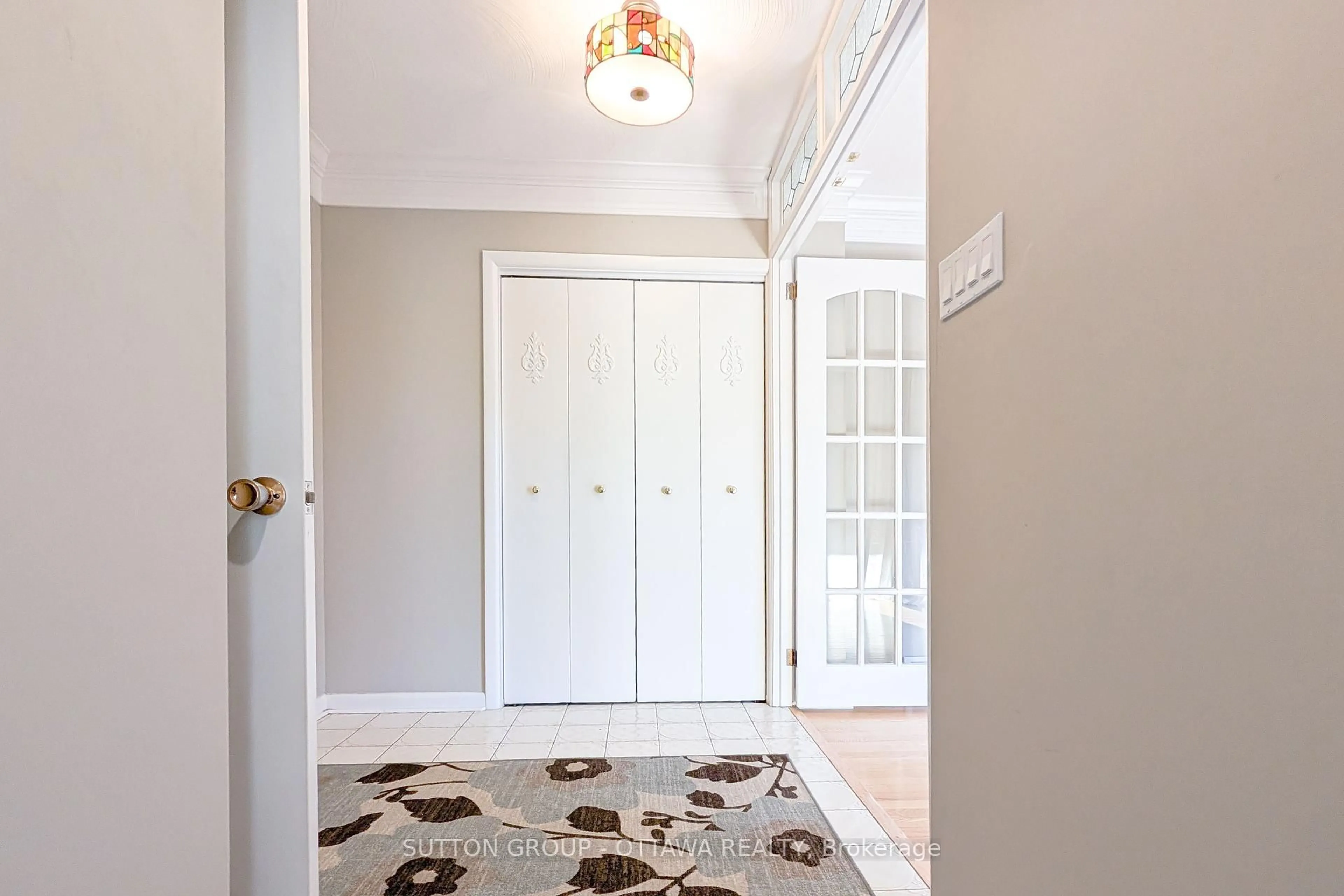 Indoor entryway for 866 Claude St, Ottawa Ontario K1K 2S6