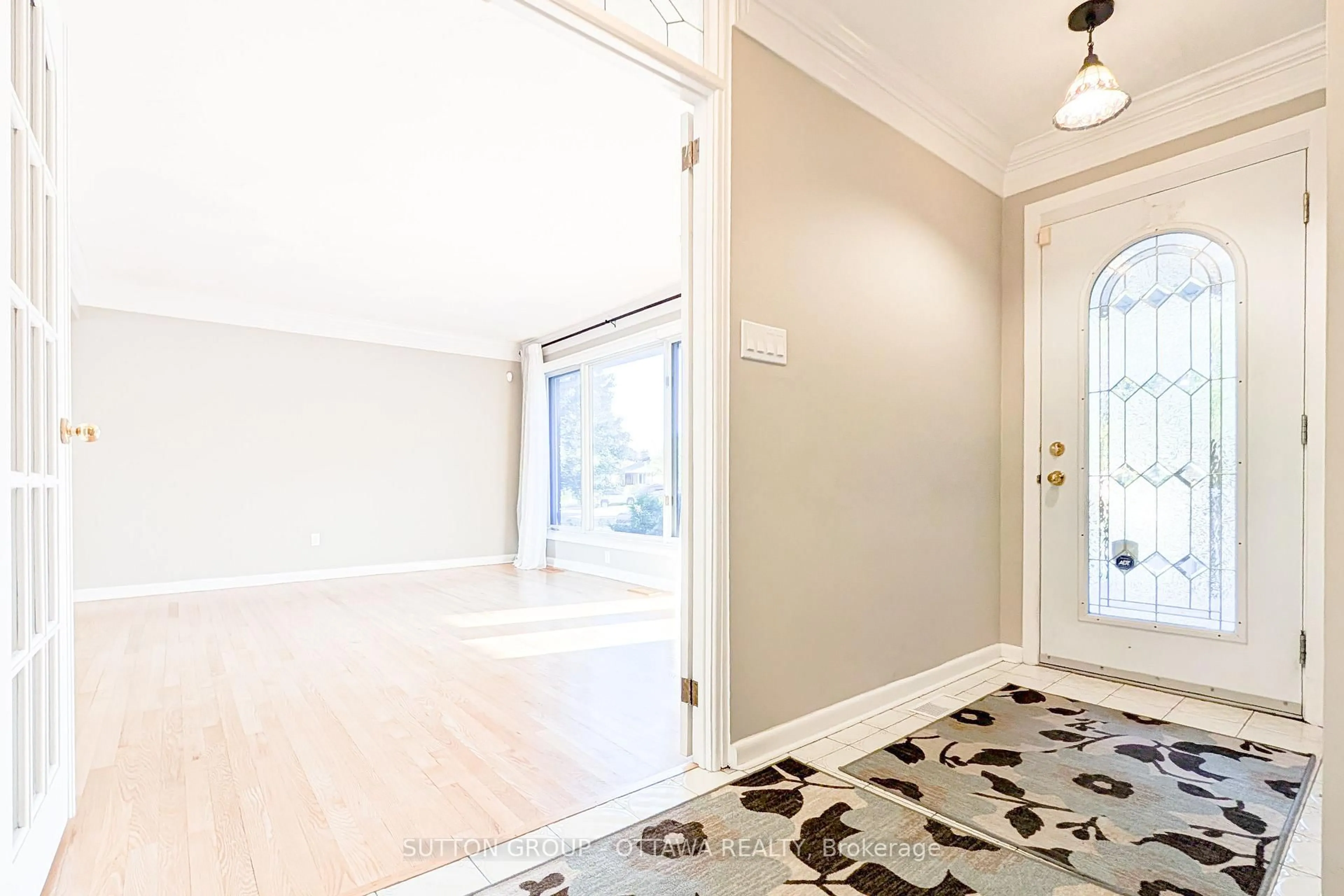 Indoor entryway for 866 Claude St, Ottawa Ontario K1K 2S6