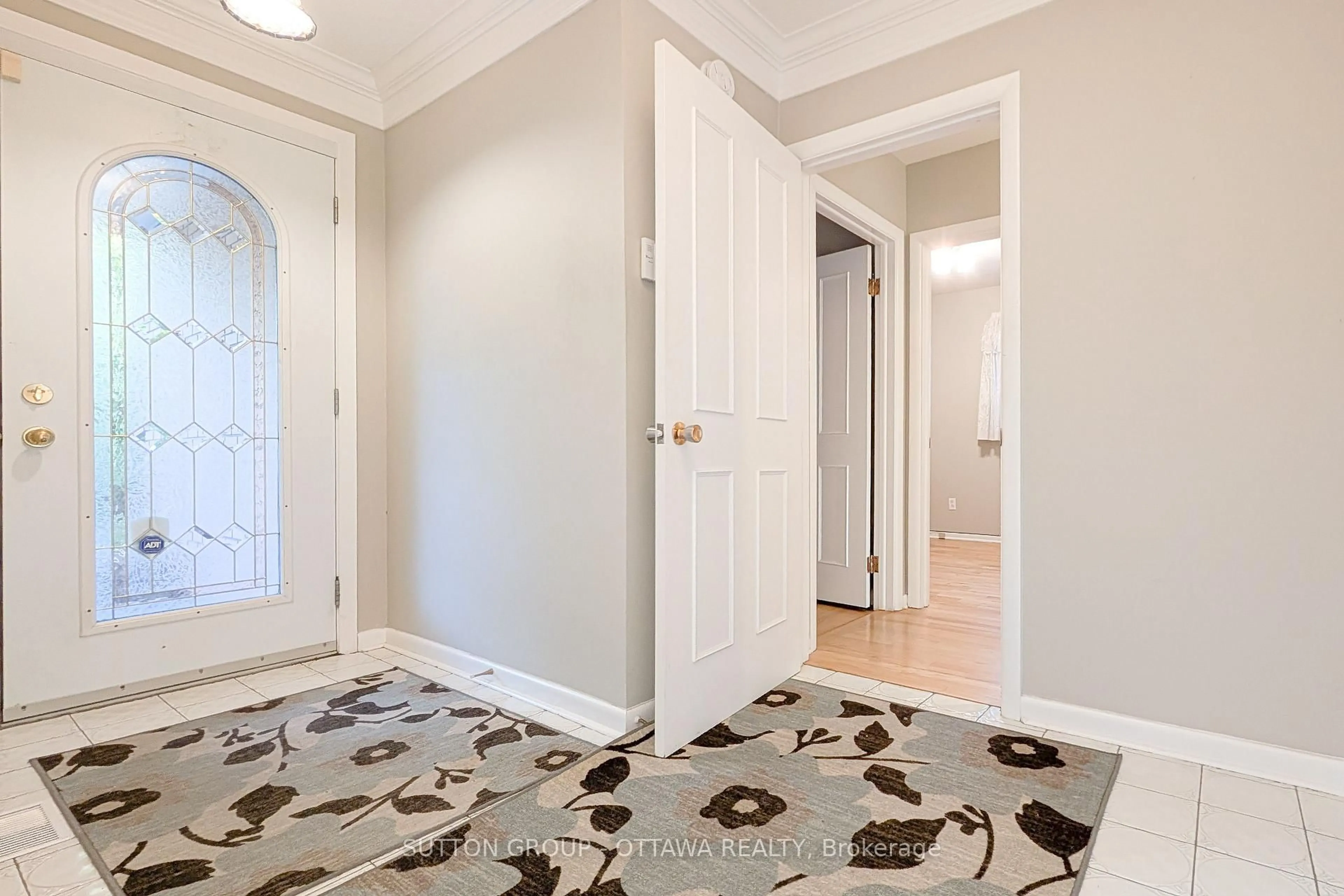 Indoor entryway for 866 Claude St, Ottawa Ontario K1K 2S6