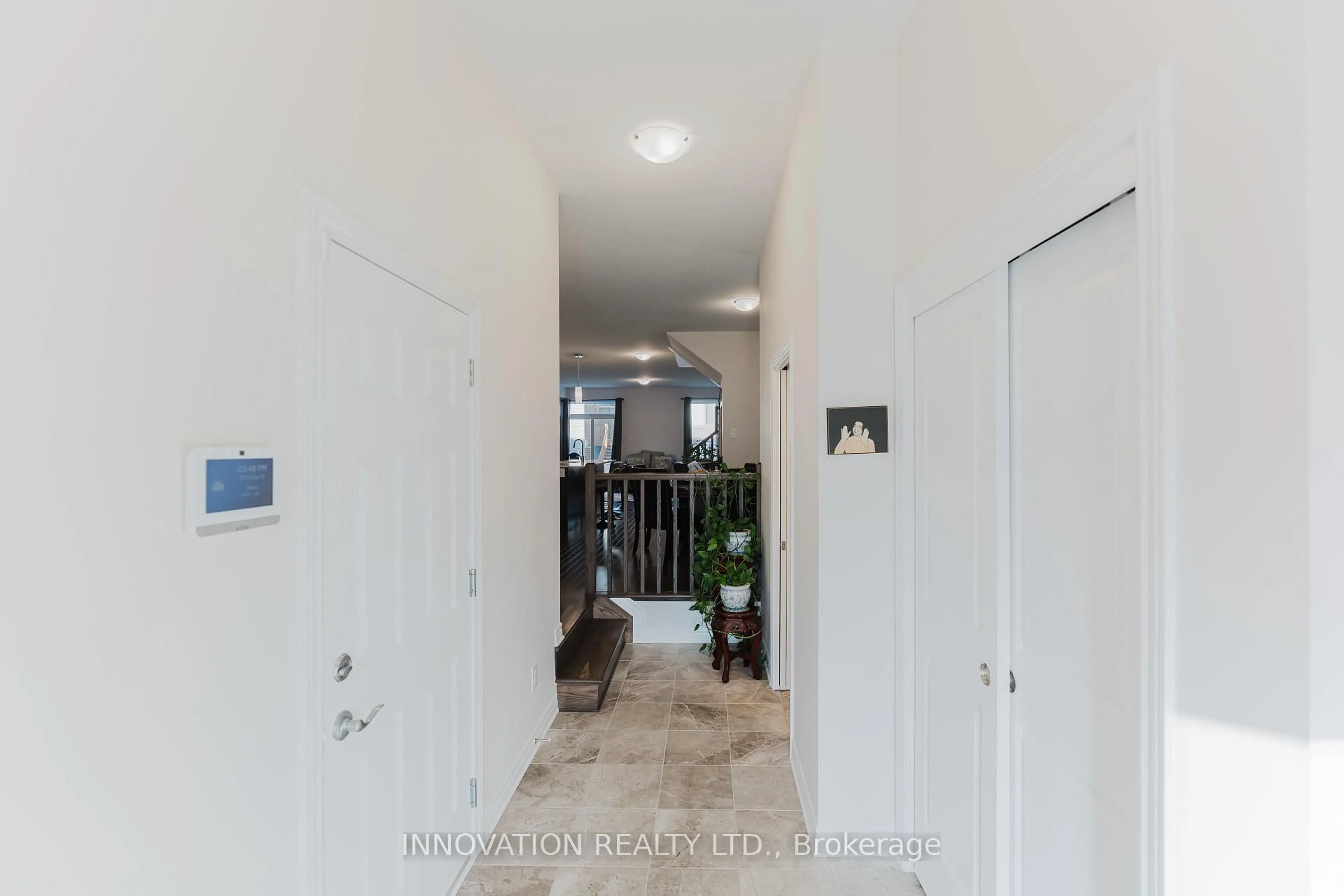 Indoor foyer for 25 Atop Lane, Ottawa Ontario K1X 1G6