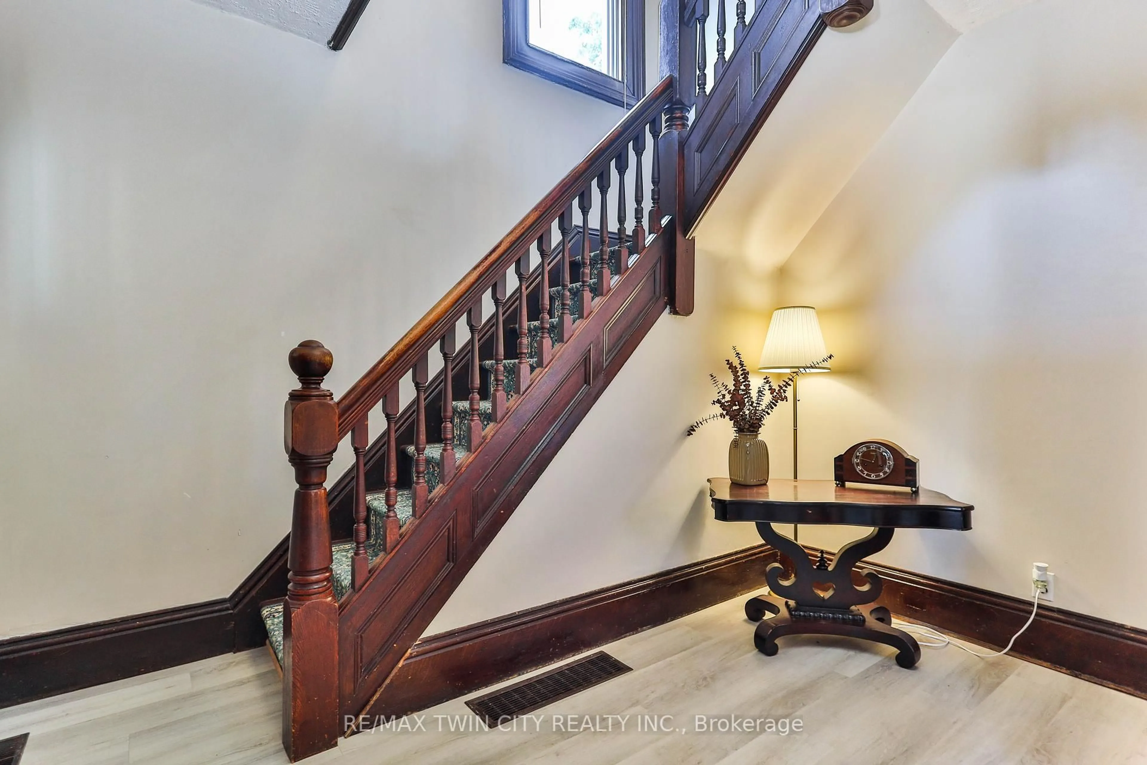 Indoor foyer for 31 Fair Ave, Brantford Ontario N3S 2M4