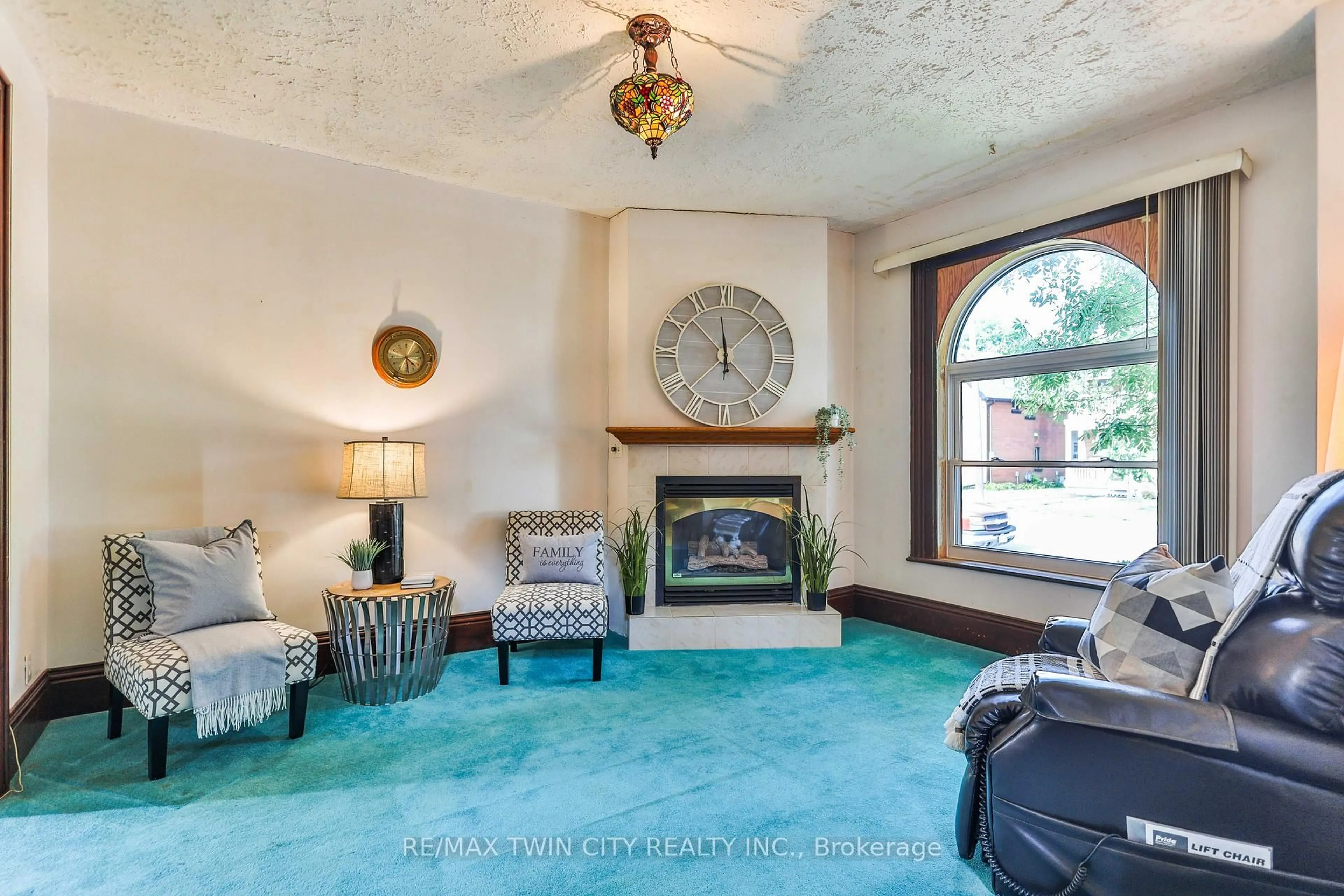 Living room with furniture, carpet floor for 31 Fair Ave, Brantford Ontario N3S 2M4
