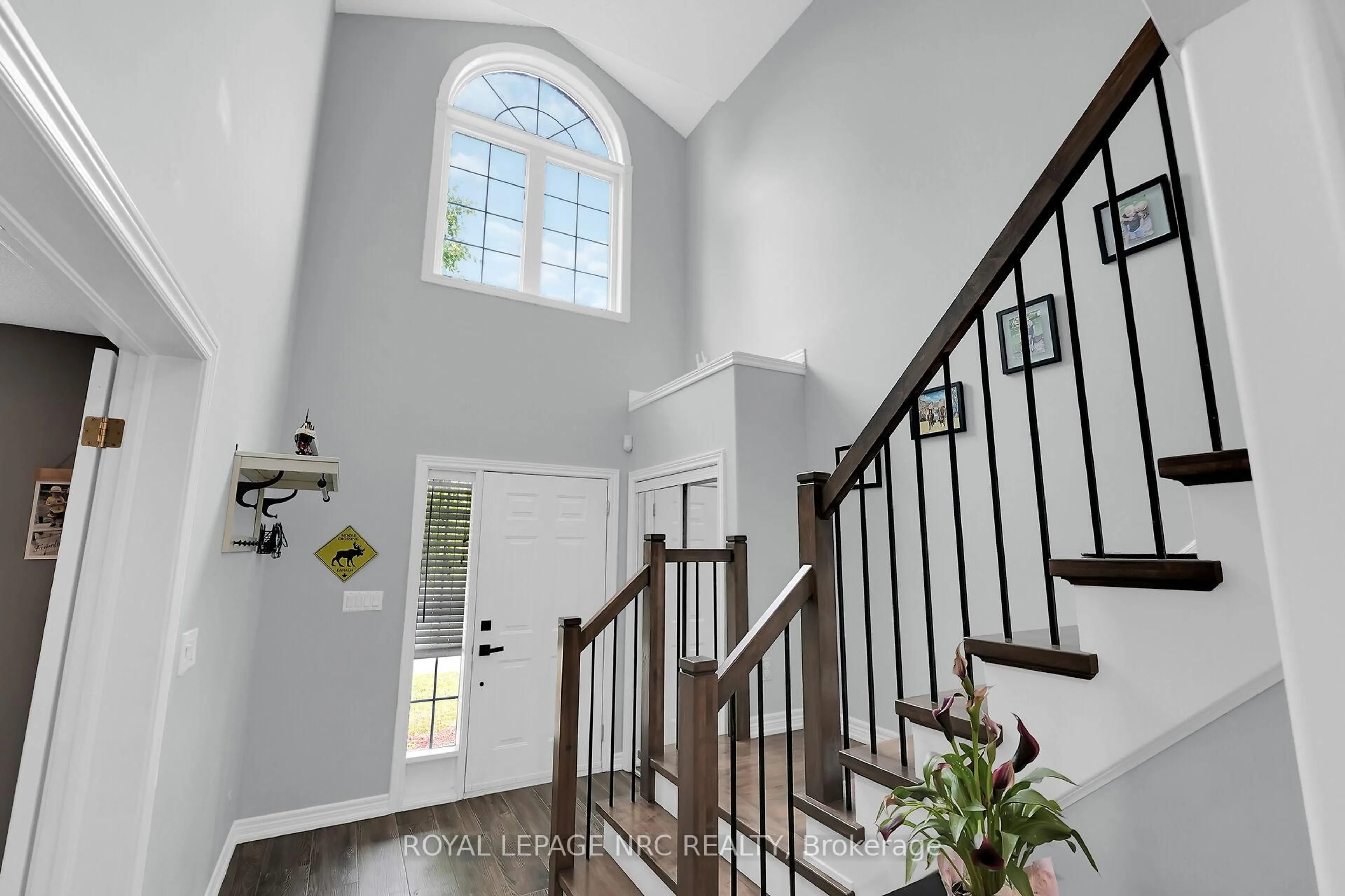 Indoor entryway for 80 Mcbride Dr, St. Catharines Ontario L2S 2Z3