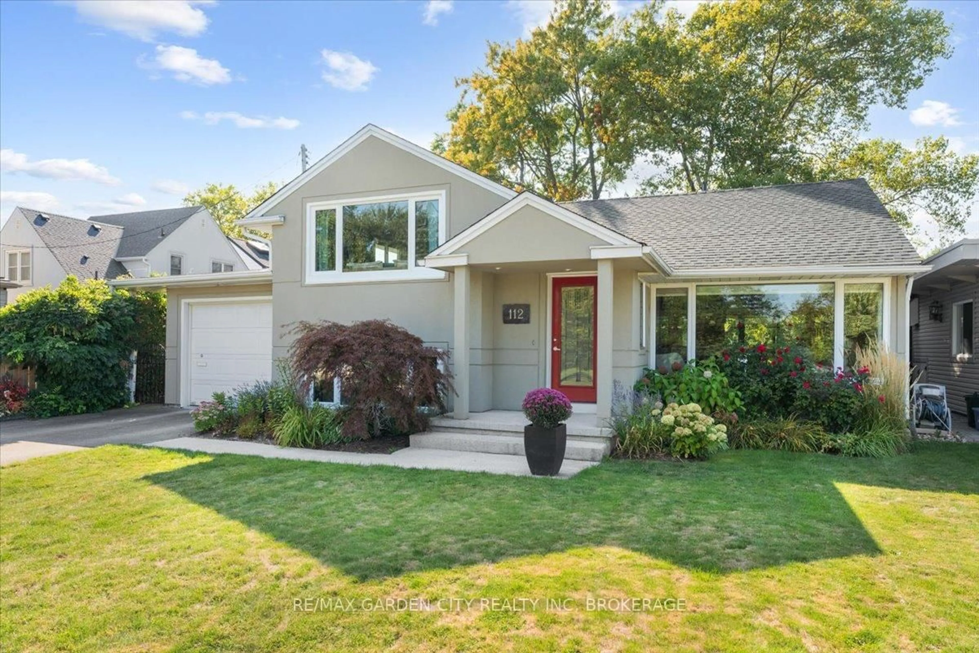 Home with vinyl exterior material, street for 112 Riverdale Dr, St. Catharines Ontario L2R 3S4
