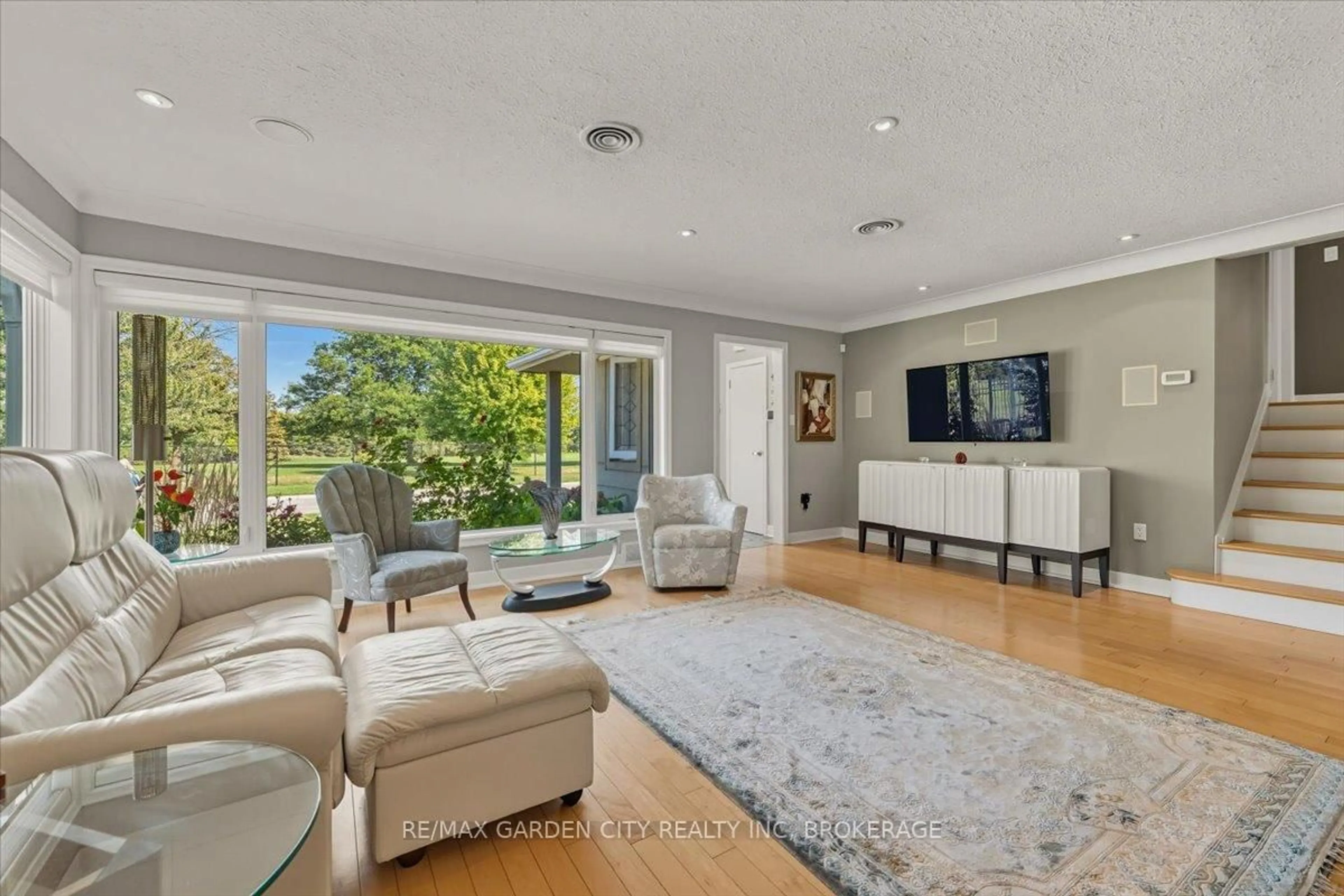 Living room with furniture, unknown for 112 Riverdale Dr, St. Catharines Ontario L2R 3S4