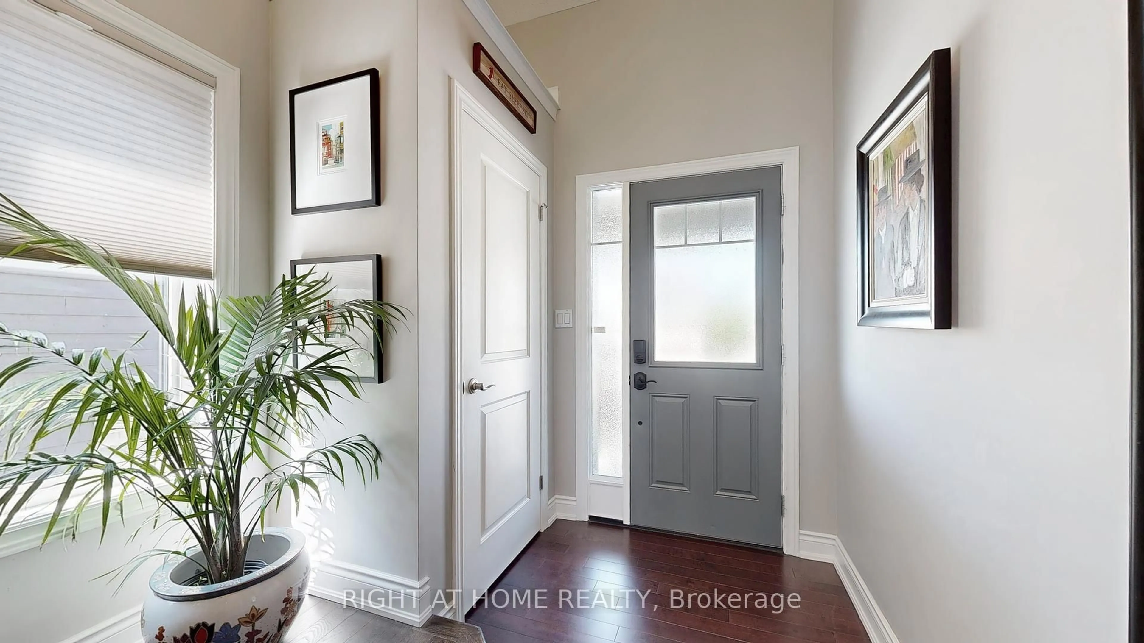 Indoor entryway for 114 Anchors Way, Blue Mountains Ontario N0H 2P0