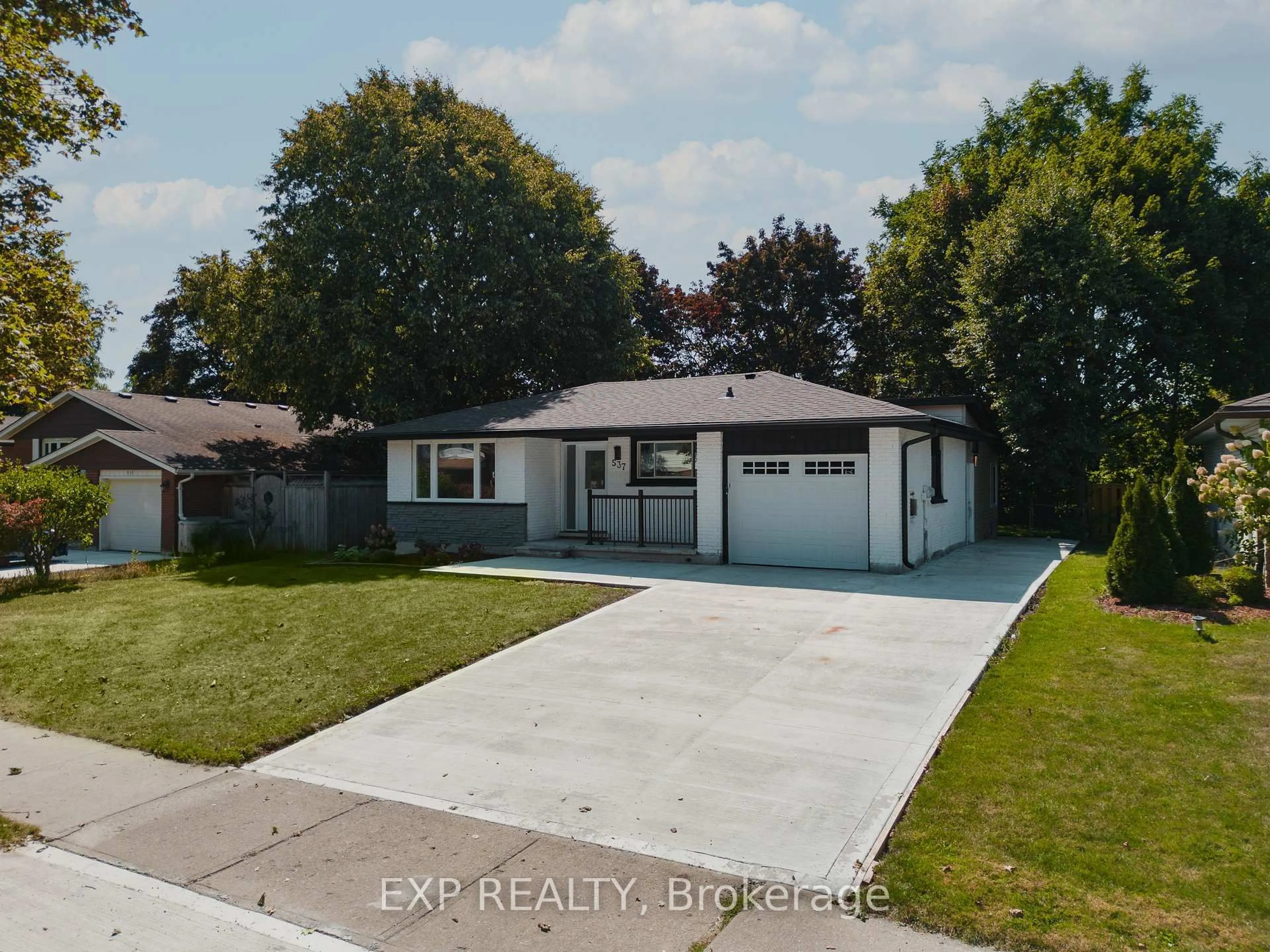 A pic from outside/outdoor area/front of a property/back of a property/a pic from drone, street for 537 Glen Manor Blvd, Waterloo Ontario N2L 4T4