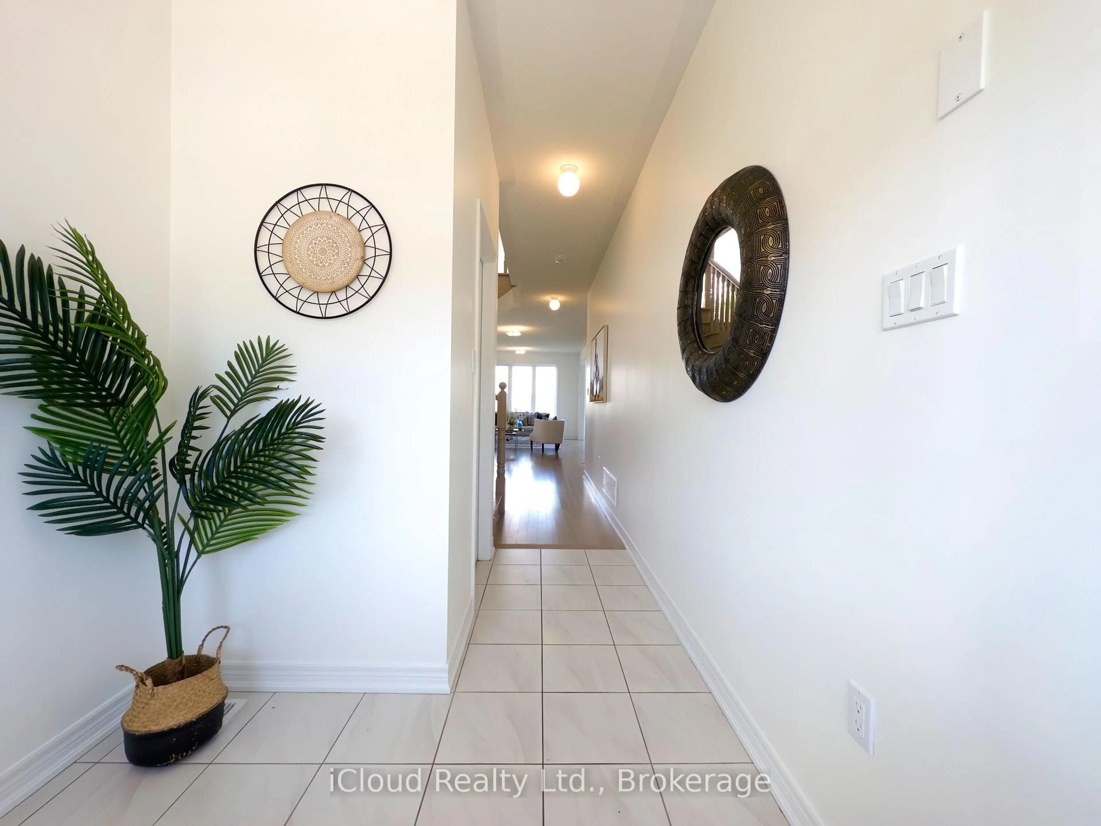 Indoor entryway for 548 Red Elm Dr, Shelburne Ontario L9V 3Y5