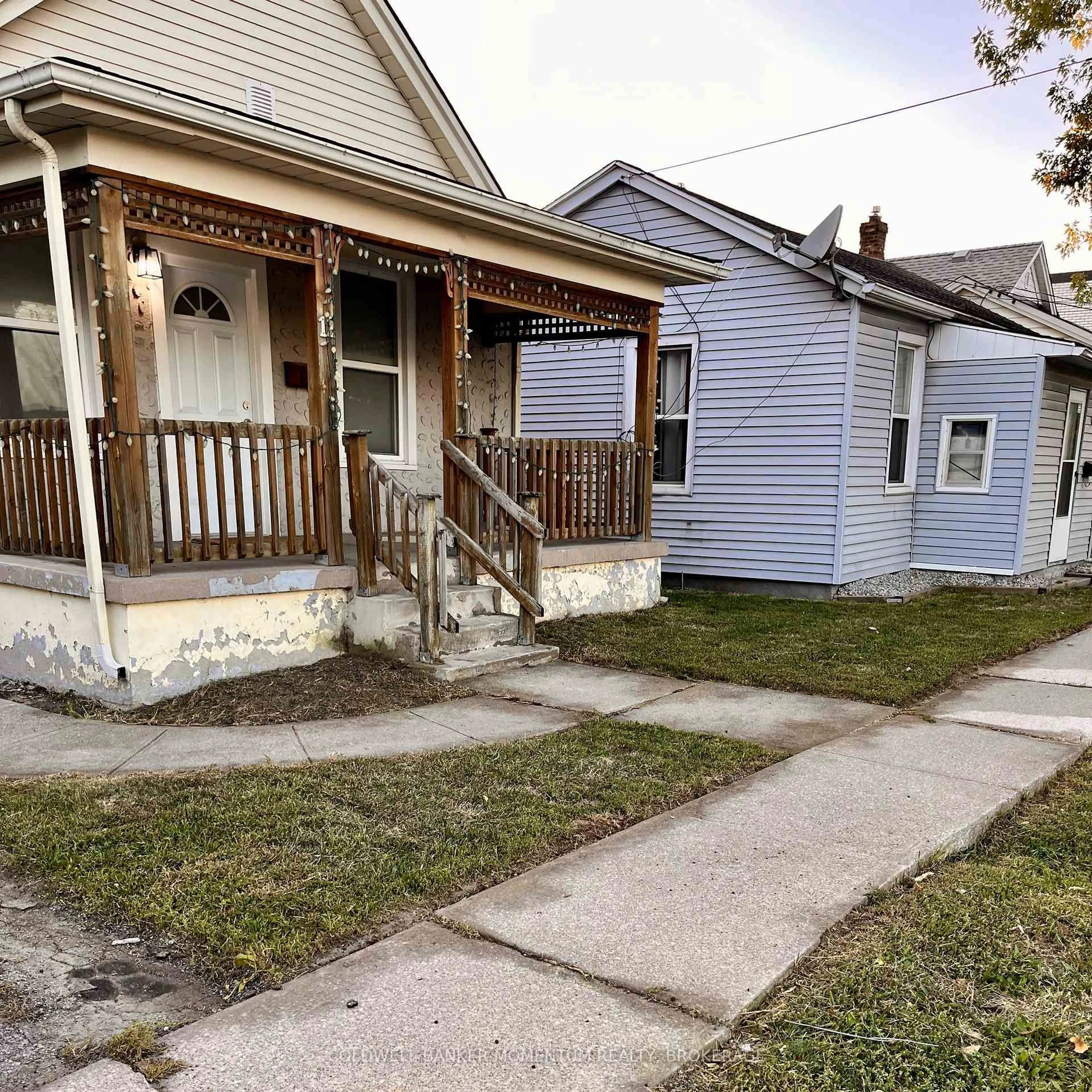 A pic from outside/outdoor area/front of a property/back of a property/a pic from drone, street for 11 Greenlaw Pl, St. Catharines Ontario L2R 4S5