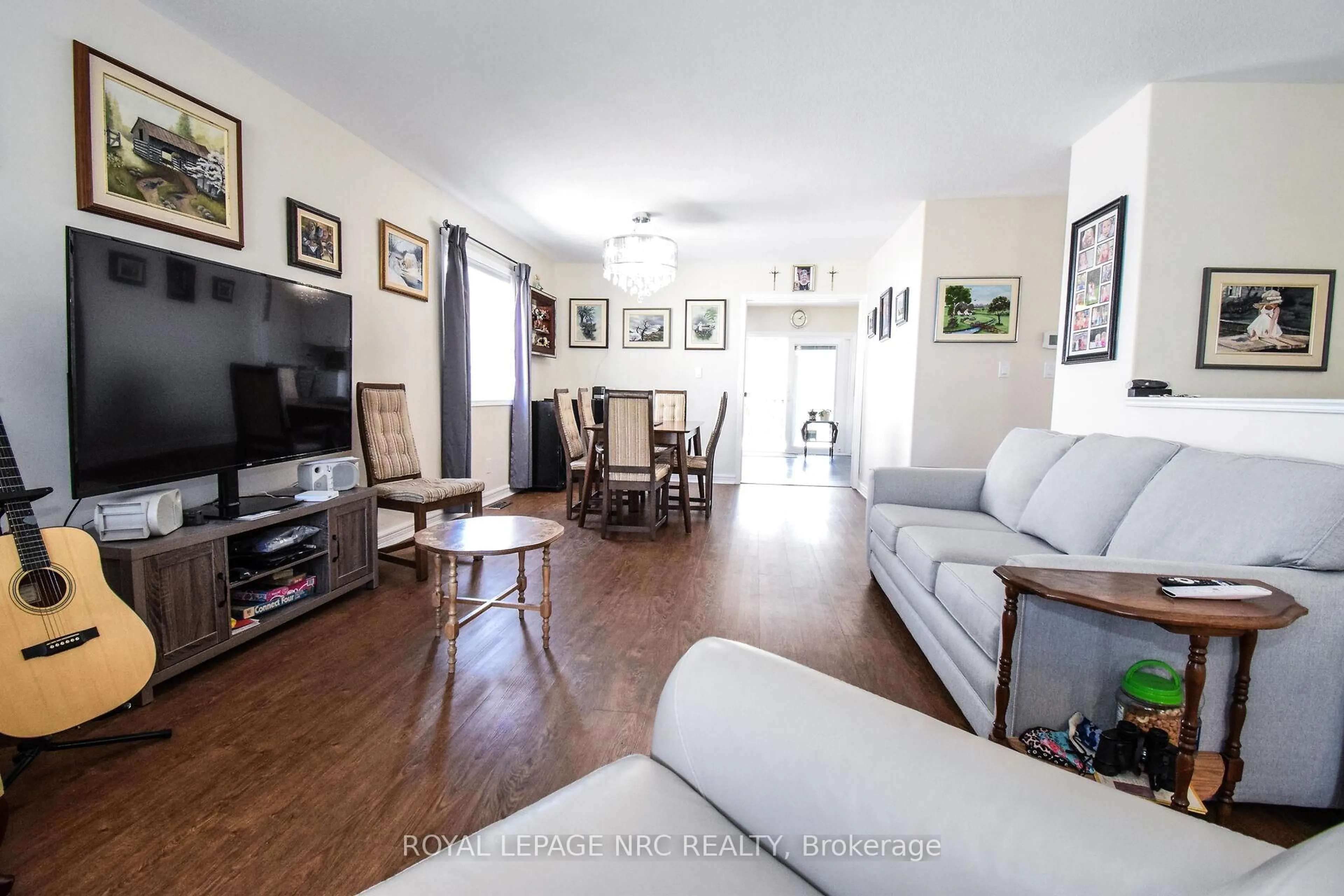 Living room with furniture, wood/laminate floor for 330 Autumn Cres, Welland Ontario L3C 7K1