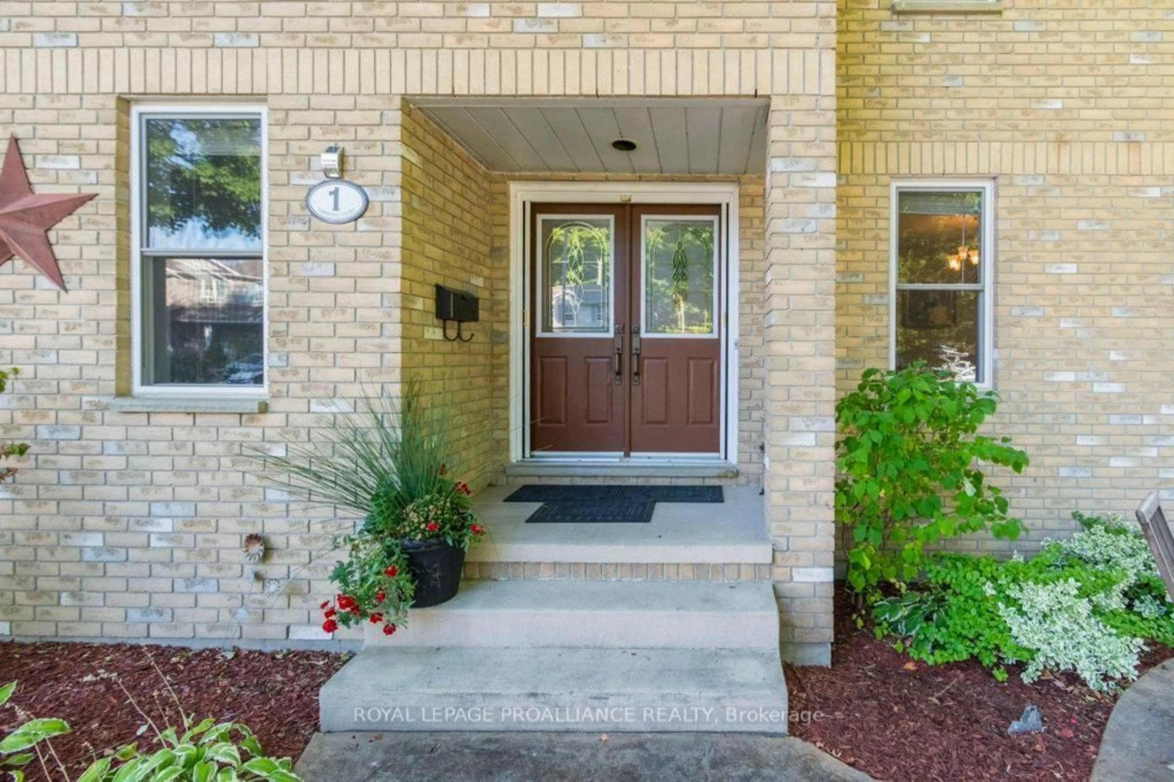 Indoor entryway for 1 Simmons Crt, Quinte West Ontario K8V 6M9