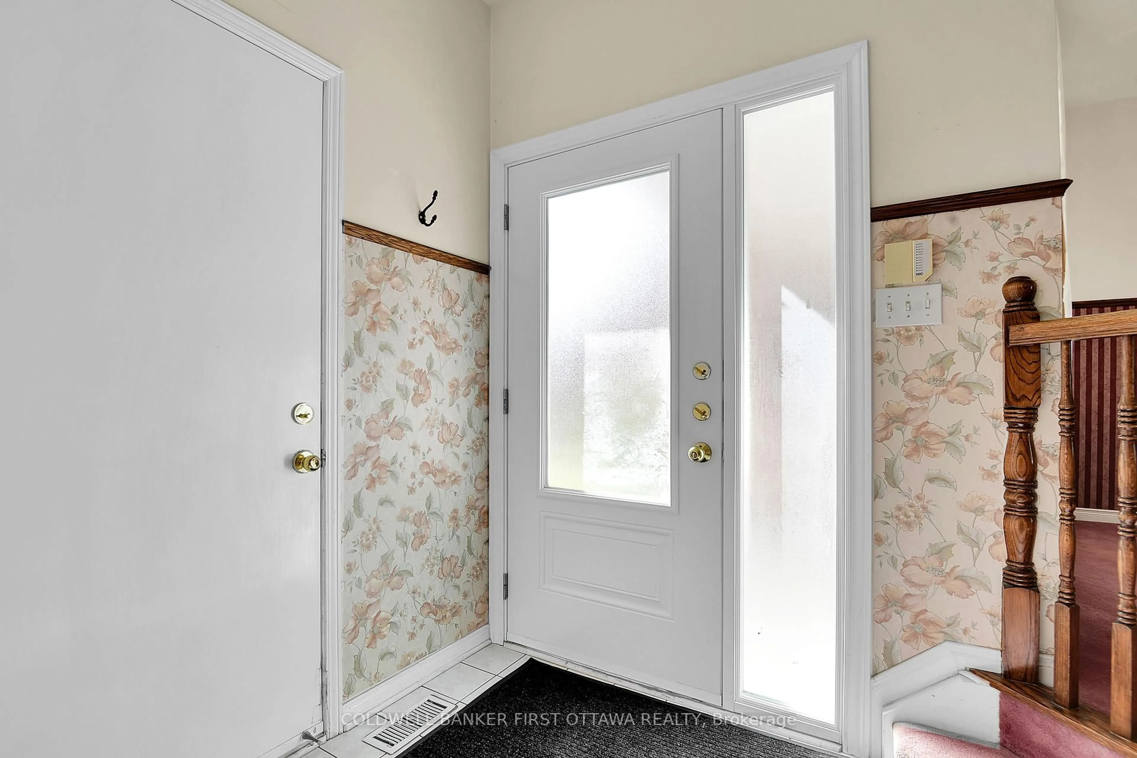 Indoor entryway for 16 Angus Dr, Ottawa Ontario K2L 4E6