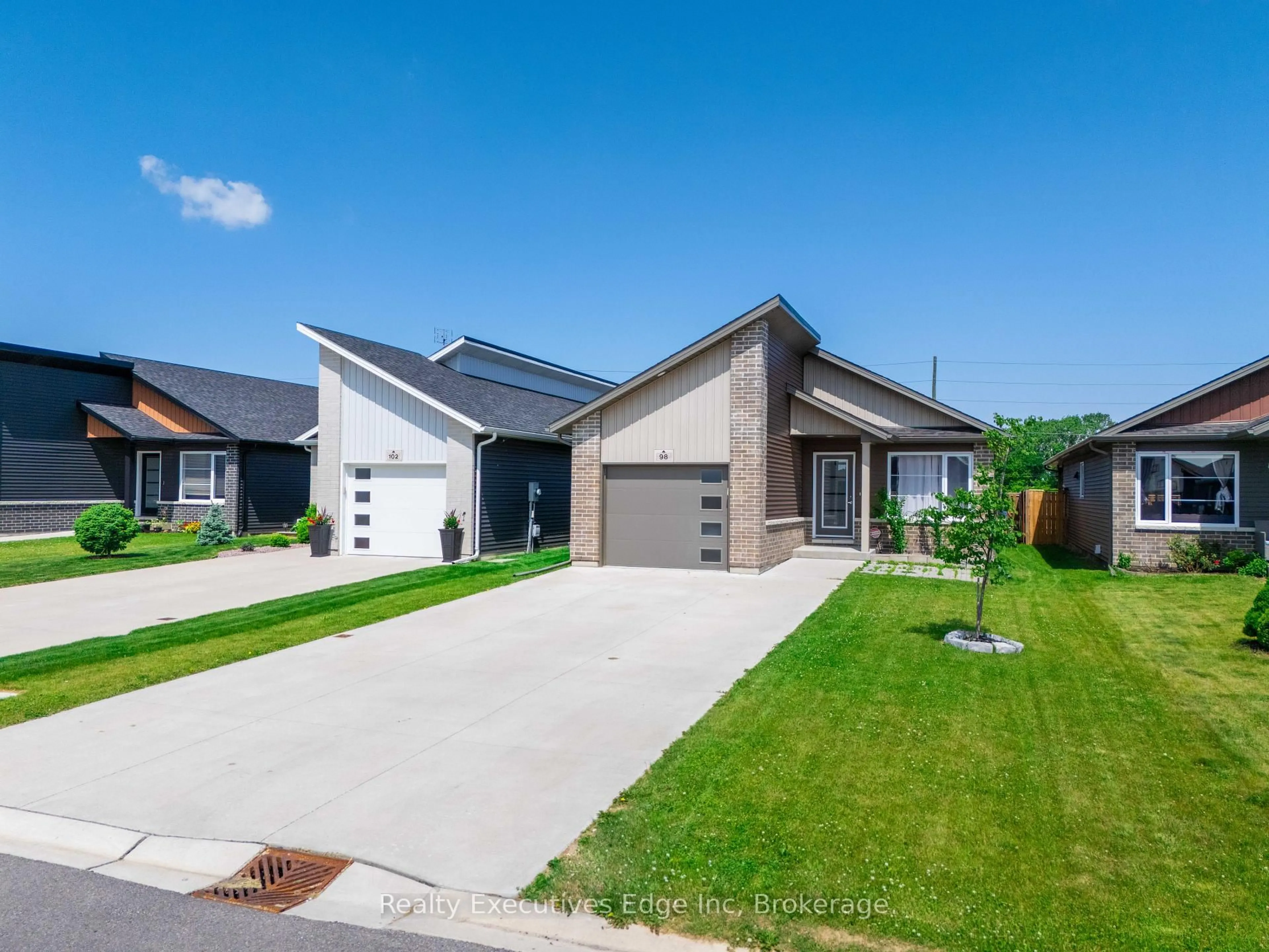 A pic from outside/outdoor area/front of a property/back of a property/a pic from drone, street for 98 Moonstone Cres, Chatham-Kent Ontario N7M 0S2