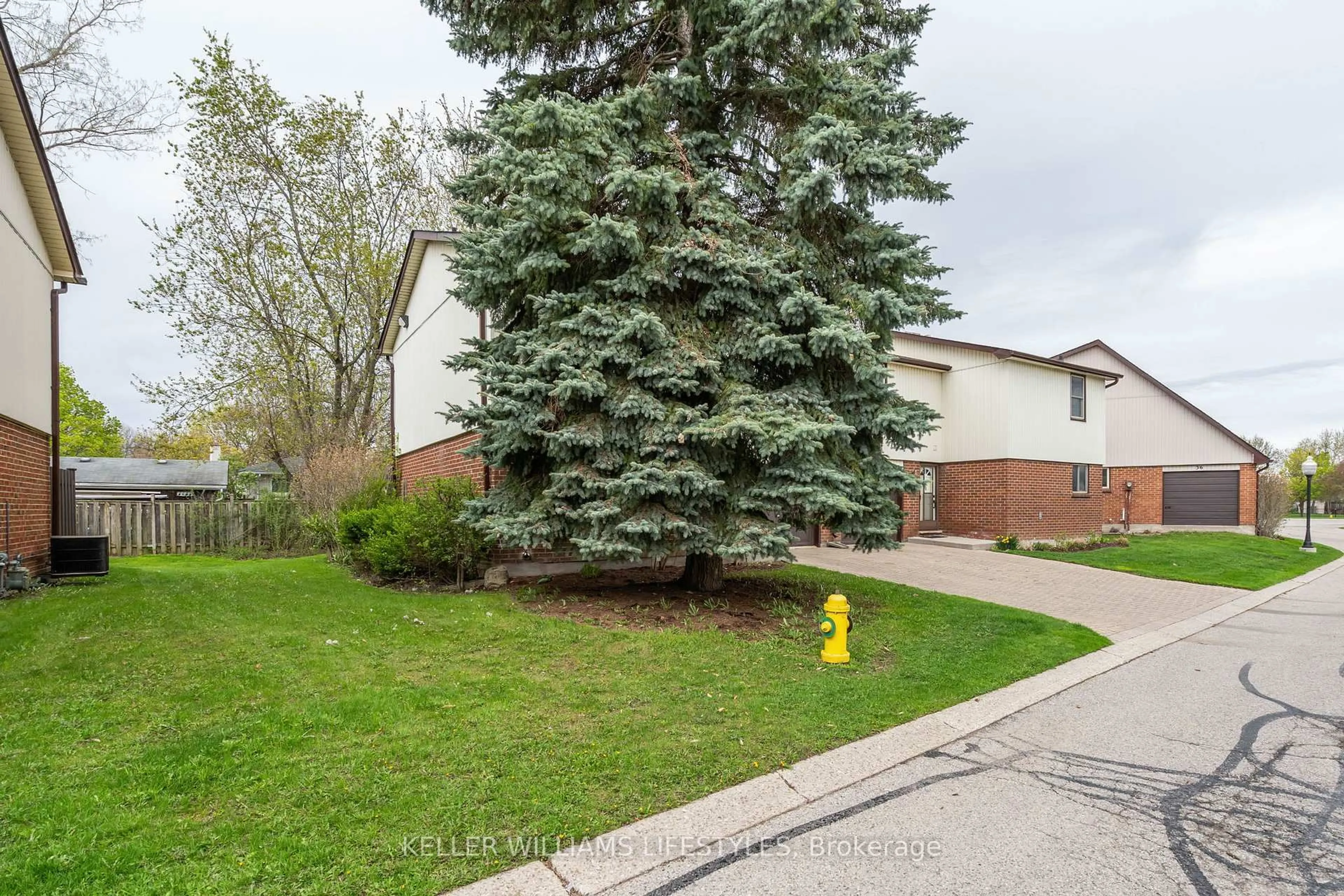 A pic from outside/outdoor area/front of a property/back of a property/a pic from drone, street for 971 Adelaide St #40, London South Ontario N6E 2H3