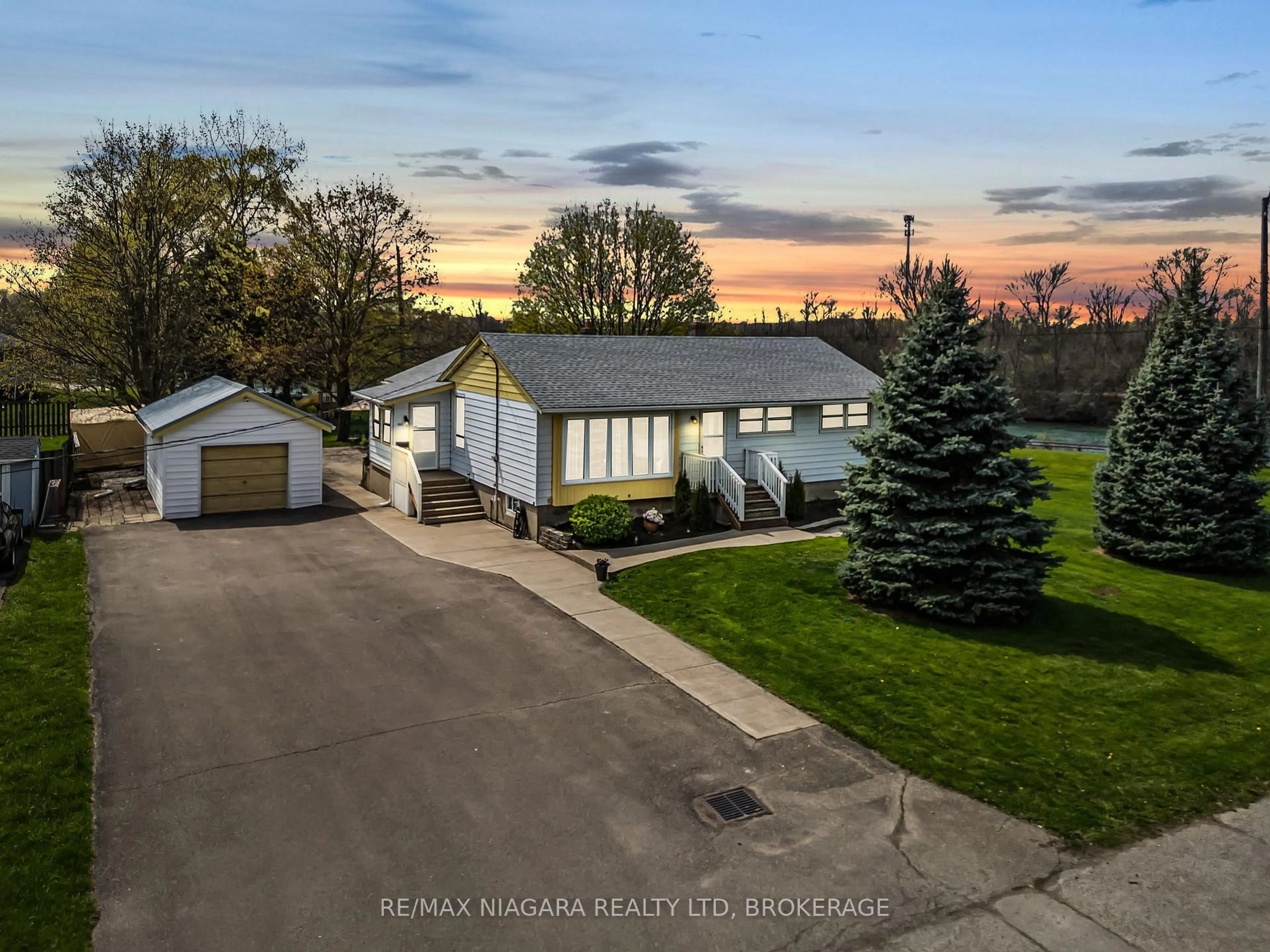 A pic from outside/outdoor area/front of a property/back of a property/a pic from drone, street for 252 Mellanby Ave, Port Colborne Ontario L3K 2L9