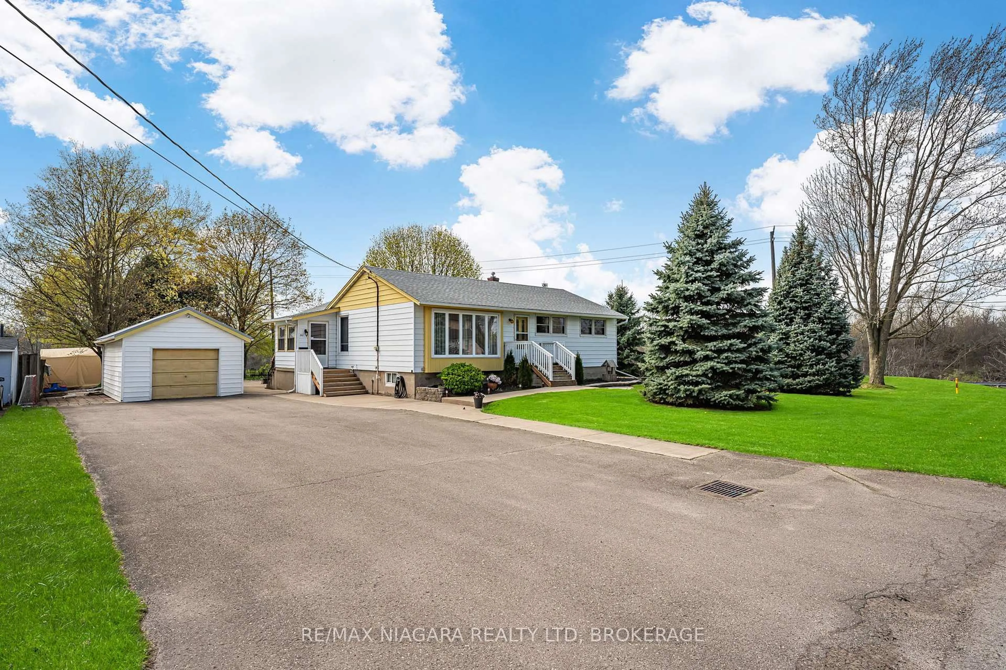 A pic from outside/outdoor area/front of a property/back of a property/a pic from drone, street for 252 Mellanby Ave, Port Colborne Ontario L3K 2L9